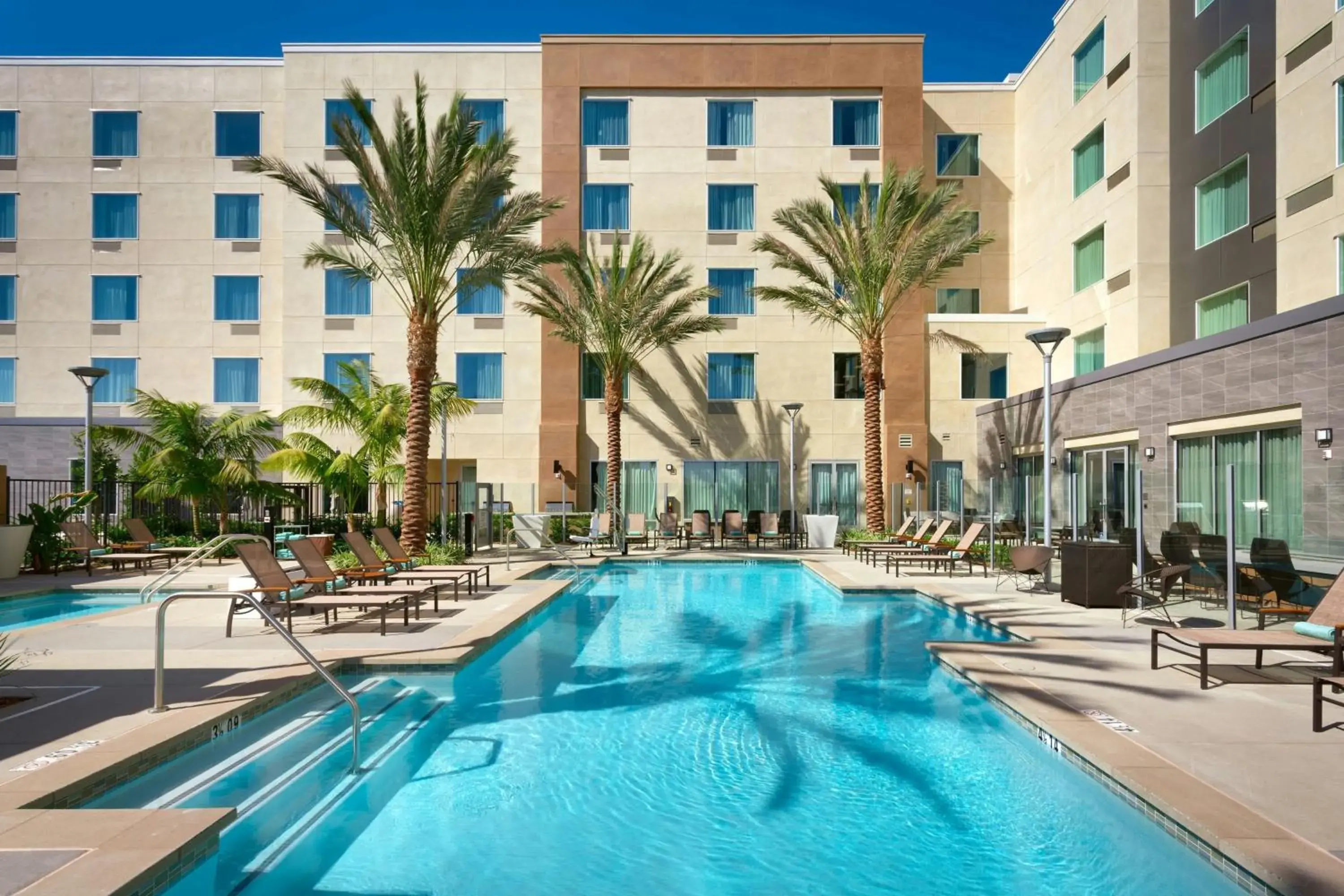 Swimming pool in Courtyard by Marriott Los Angeles LAX/Hawthorne Swimming pool in Courtyard by Marriott Los Angeles LAX/Hawthorne