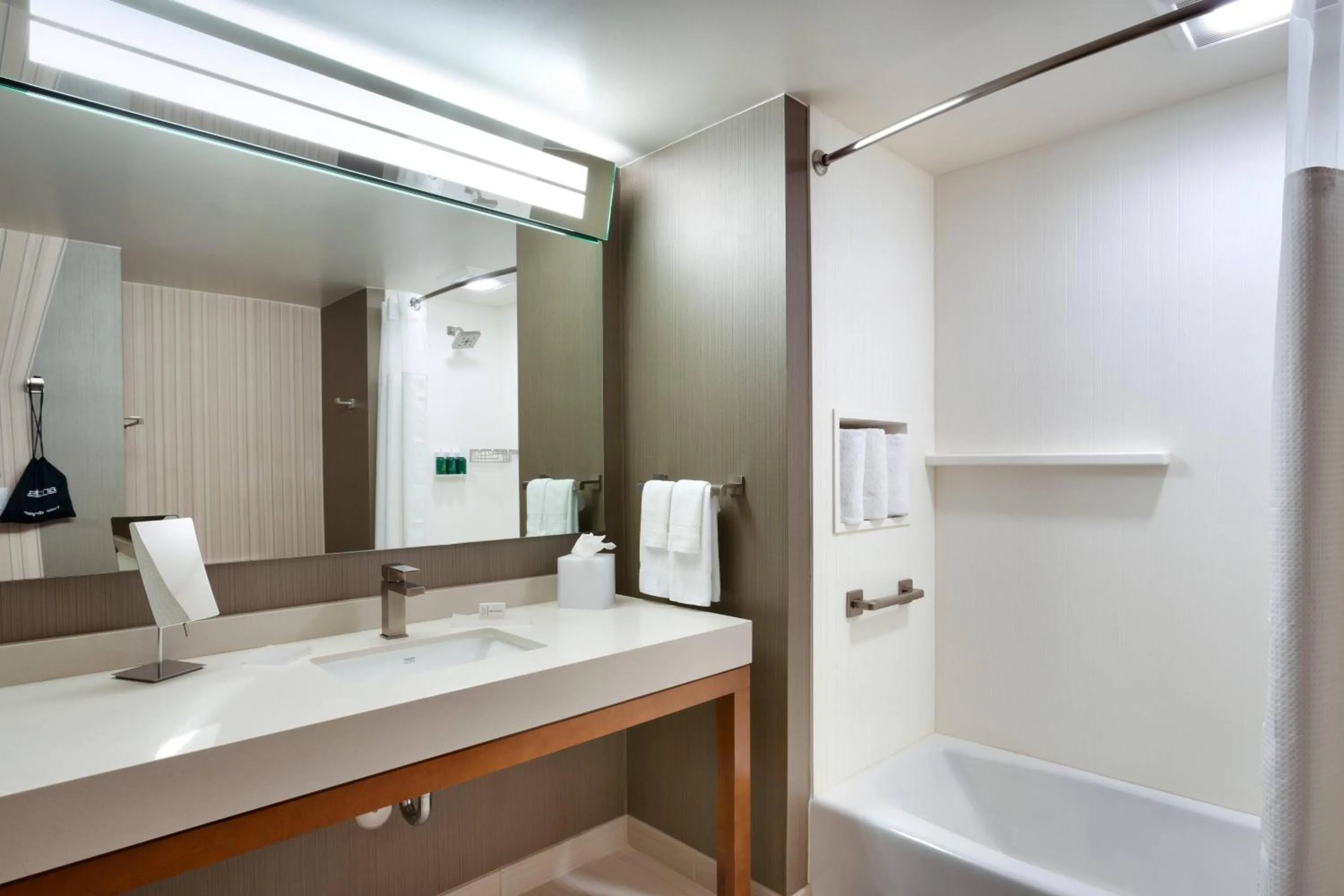 Bathroom in Courtyard by Marriott Los Angeles LAX/Hawthorne
