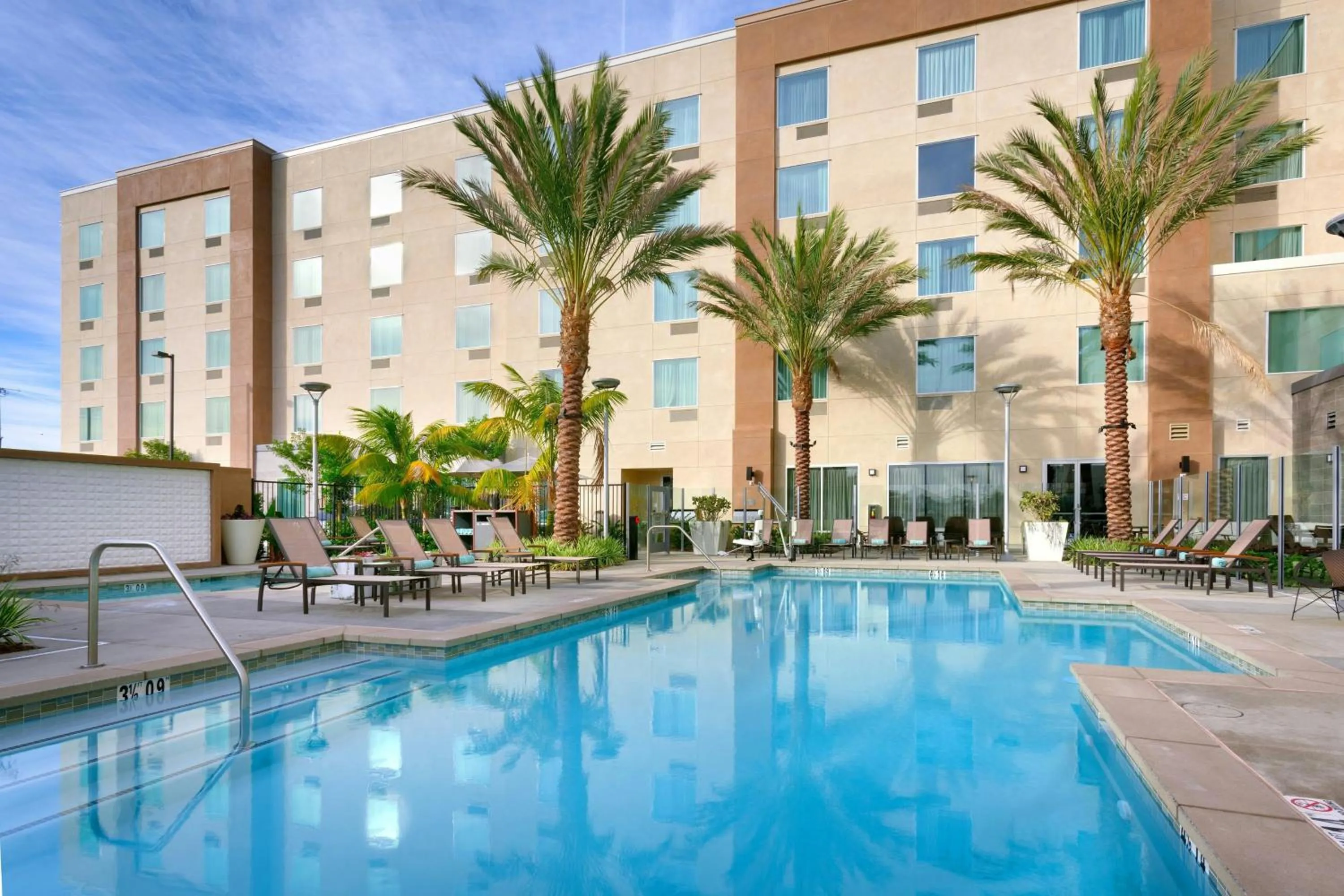 Swimming pool in TownePlace Suites by Marriott Los Angeles LAX/Hawthorne