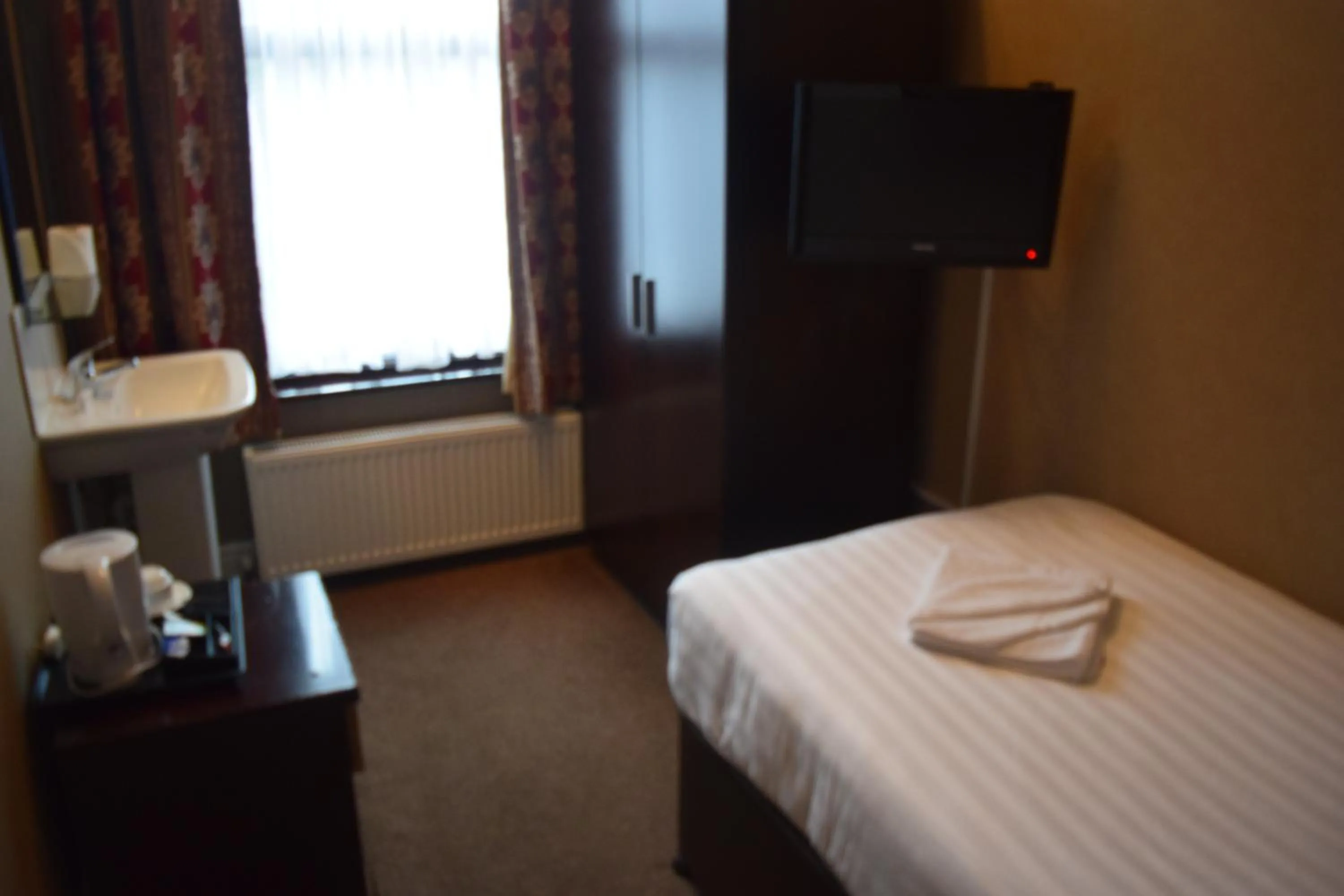 Coffee/tea facilities, TV/Entertainment Center in Rossmore Hotel