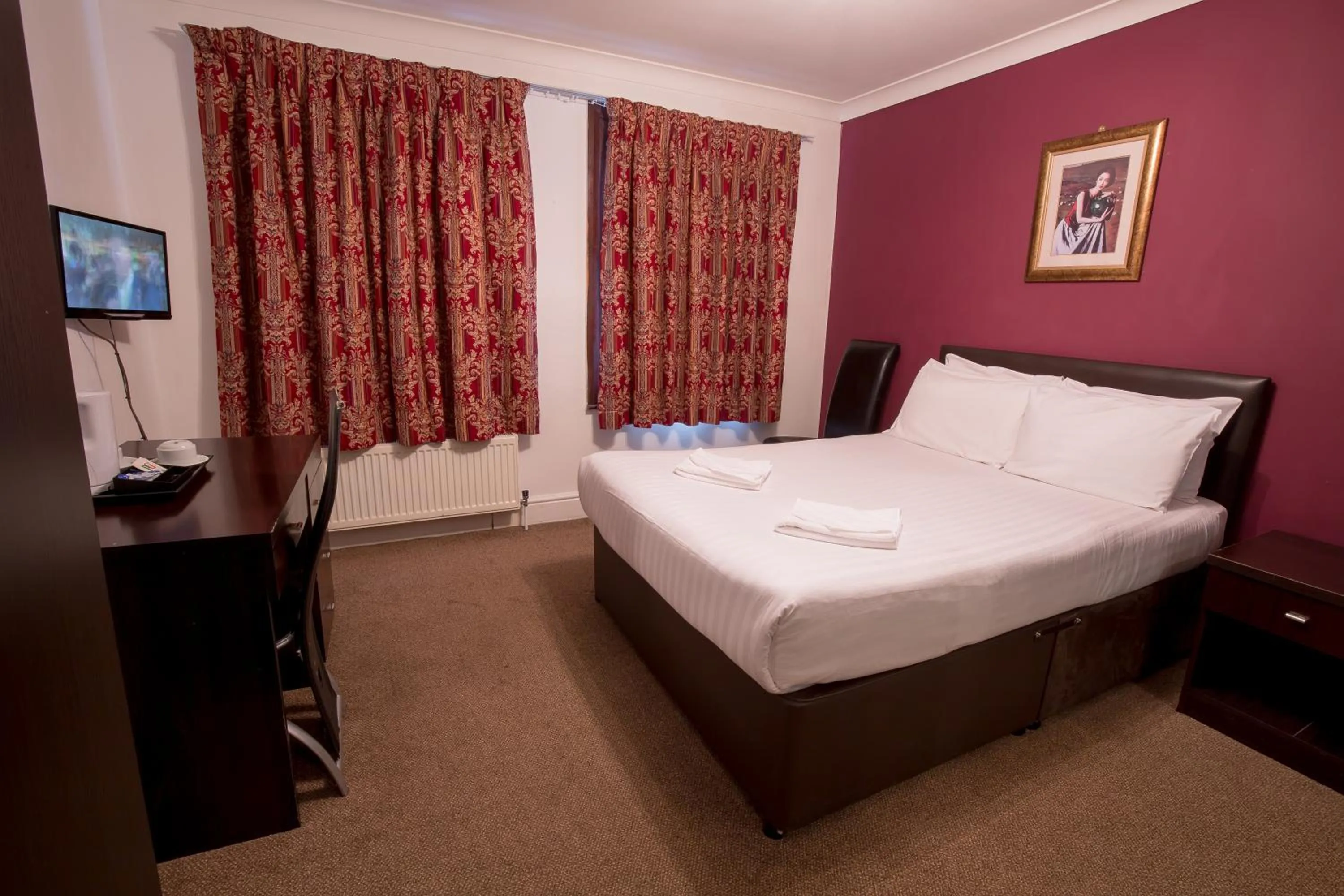 Photo of the whole room in Rossmore Hotel