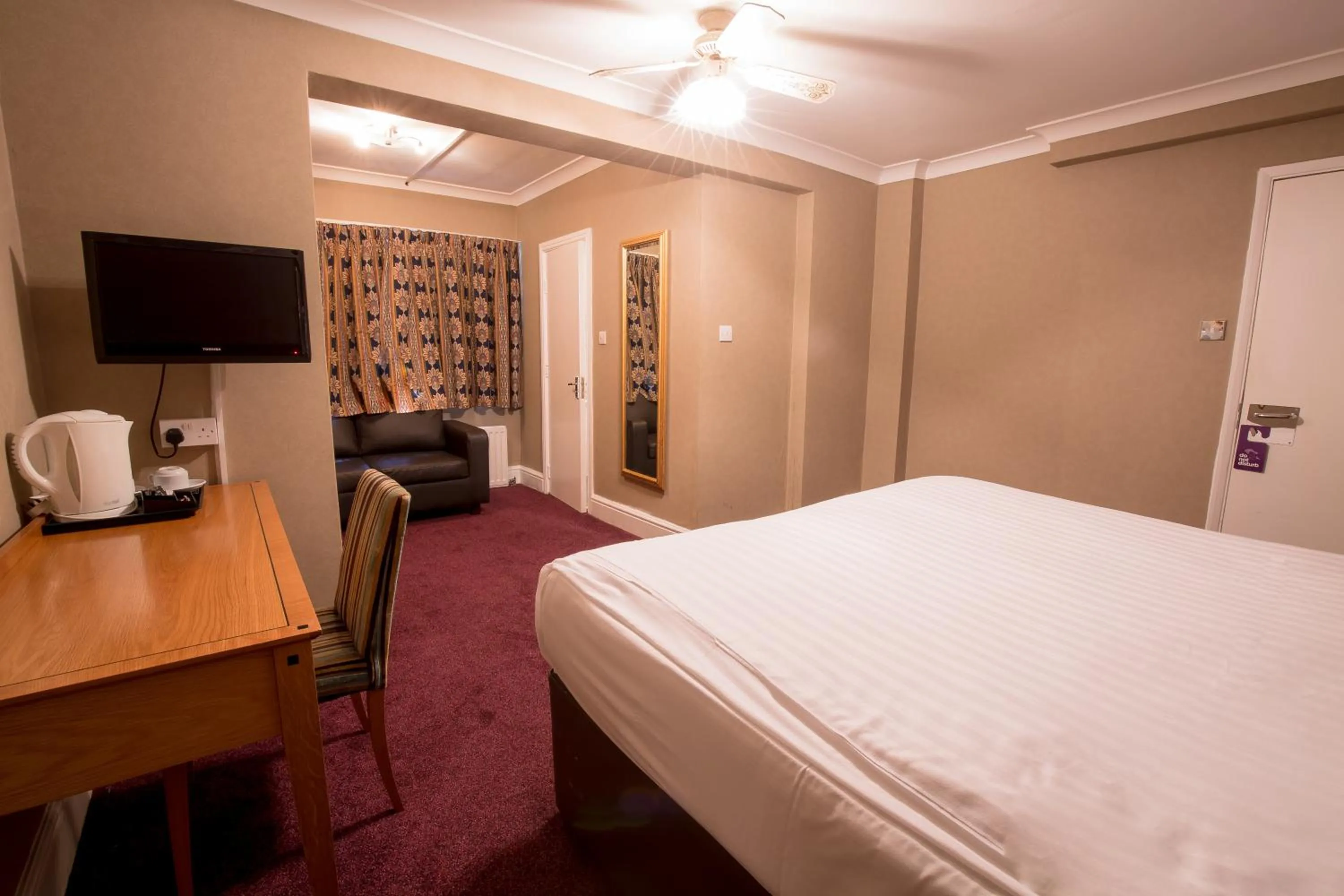 Photo of the whole room, TV/Entertainment Center in Rossmore Hotel