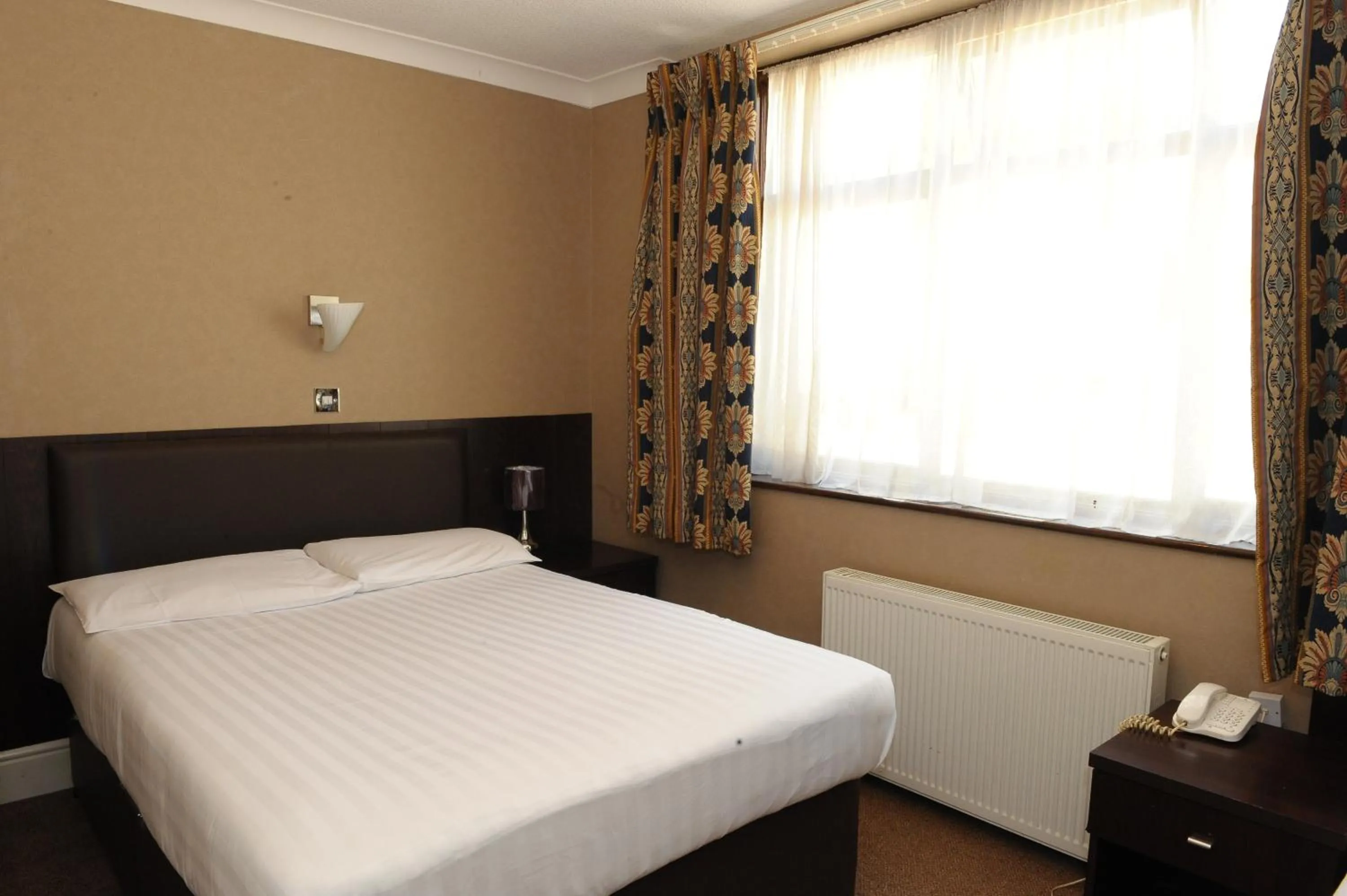 Toilet in Rossmore Hotel