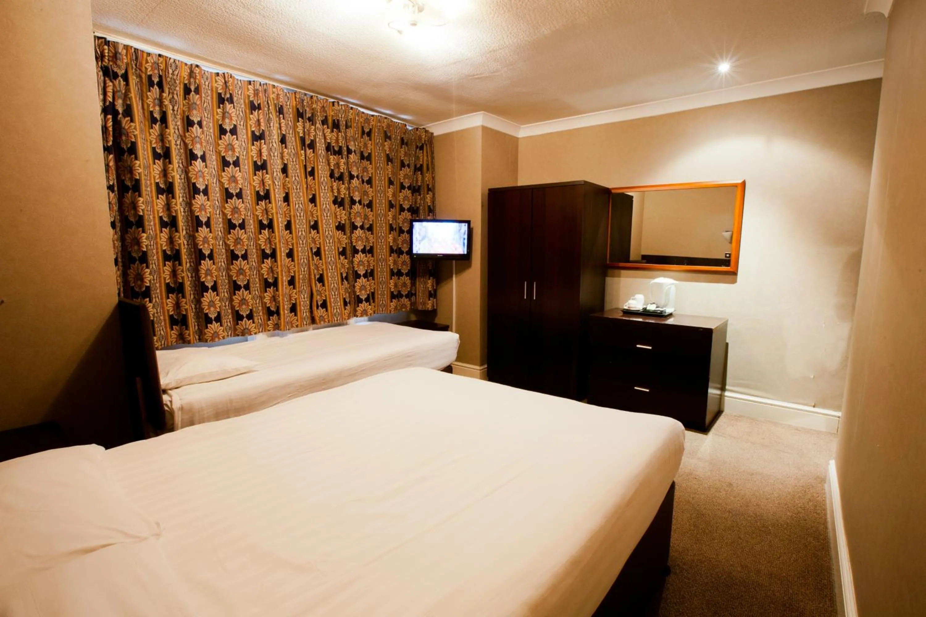 Shower in Rossmore Hotel