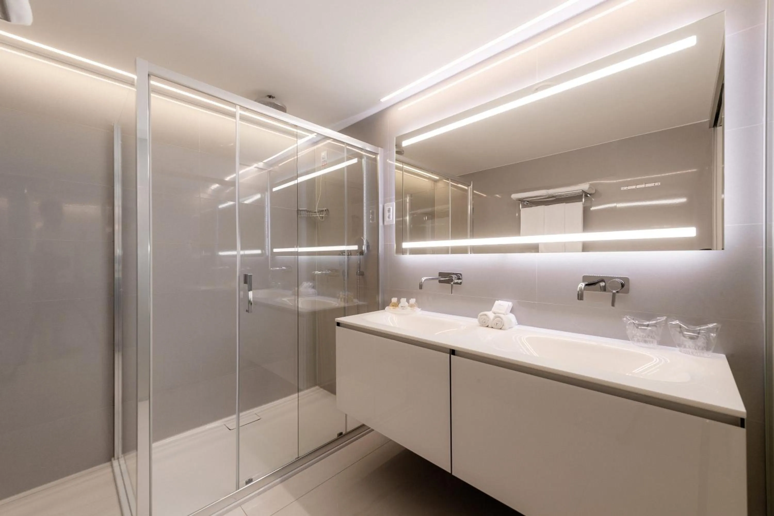 Bathroom in Aparthotel Joel