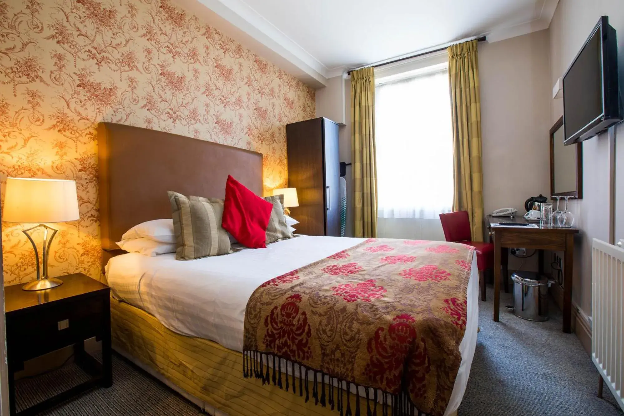 Small Double Room in The Sun Hotel & Bar Small Double Room in The Sun Hotel & Bar