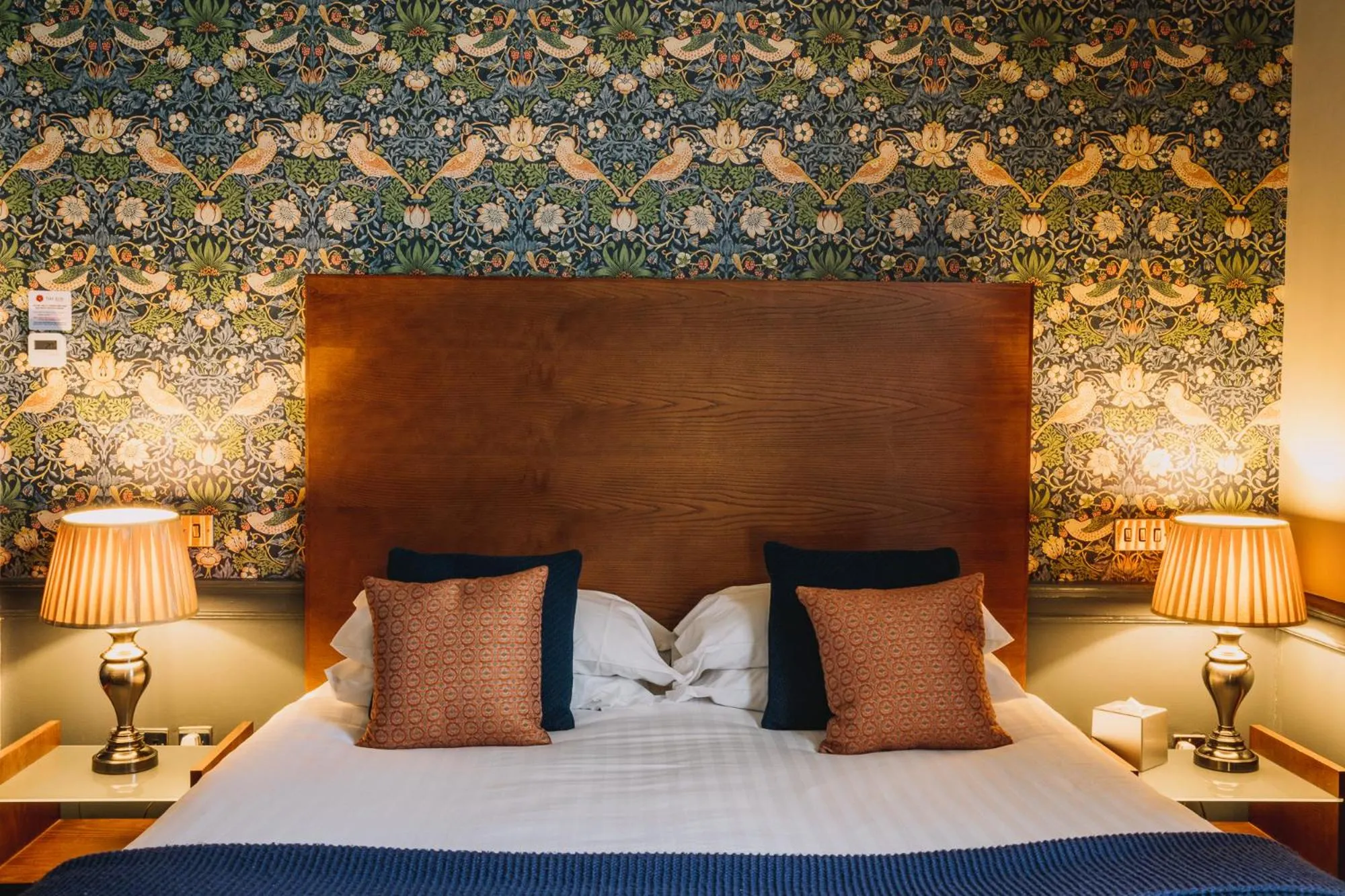 Bedroom, Bed in The Sun Hotel & Bar