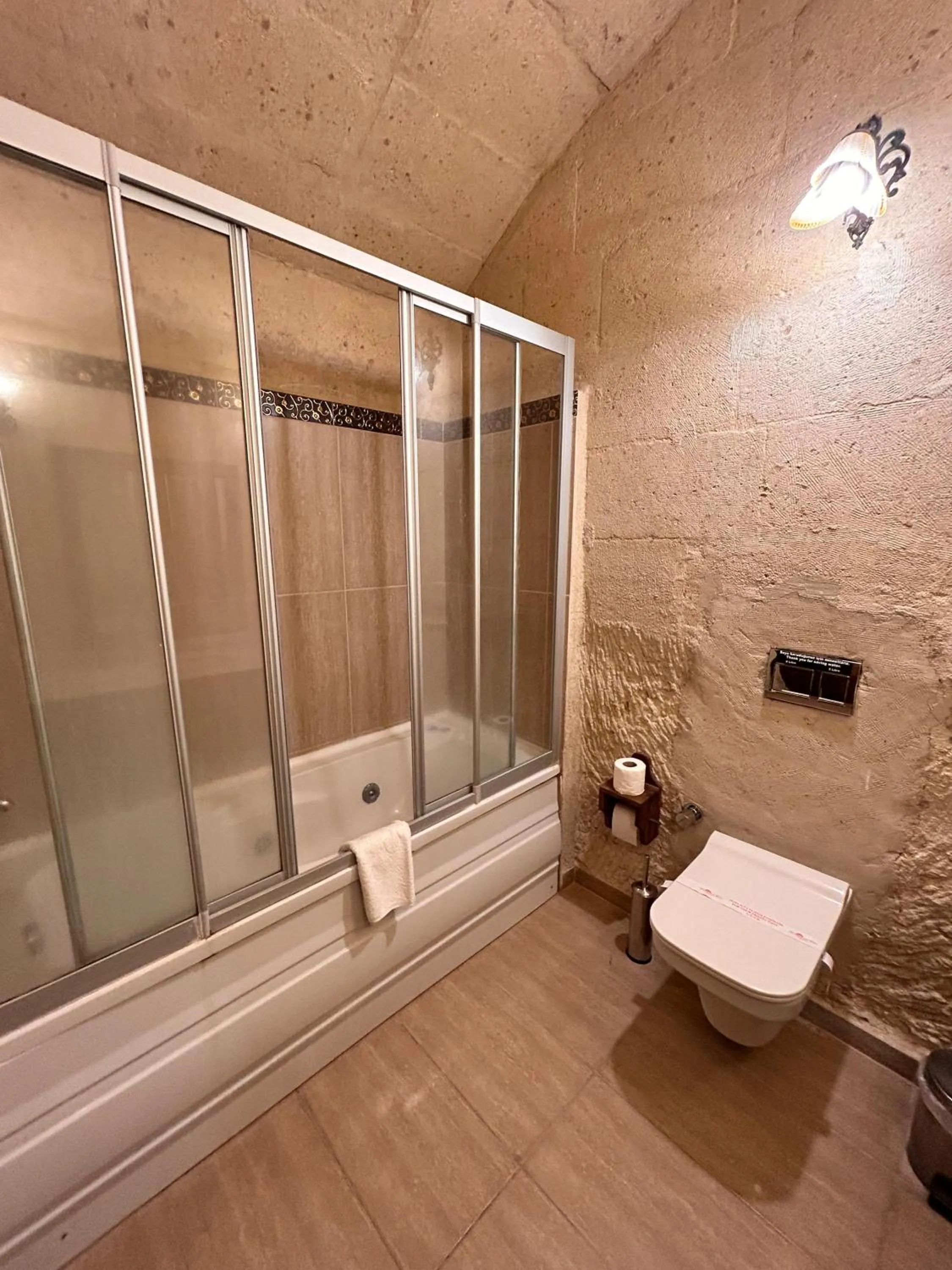 Shower in Hotel Temenni Evi