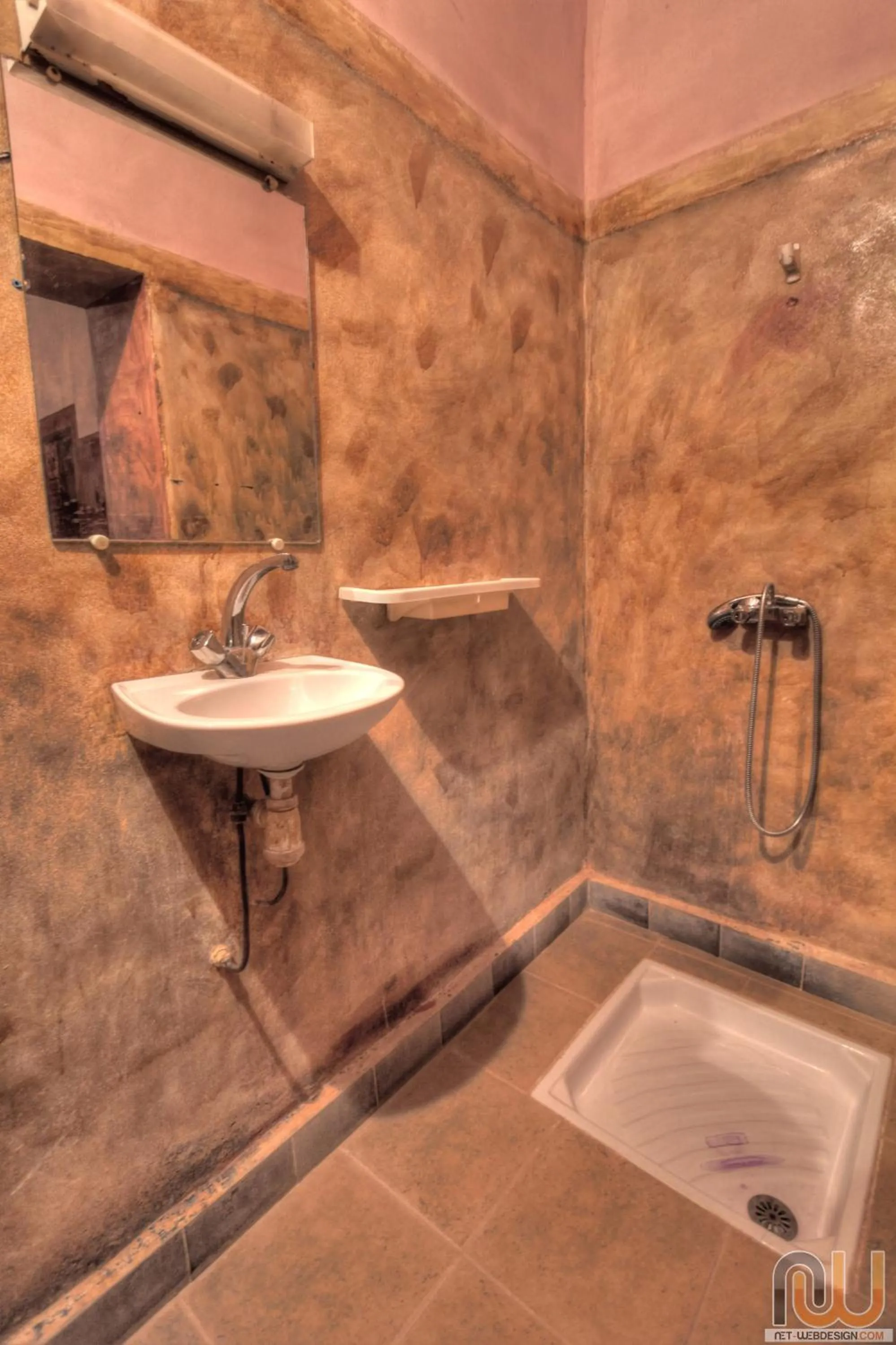 Shower in Kasbah tifaoute ait Ben haddou