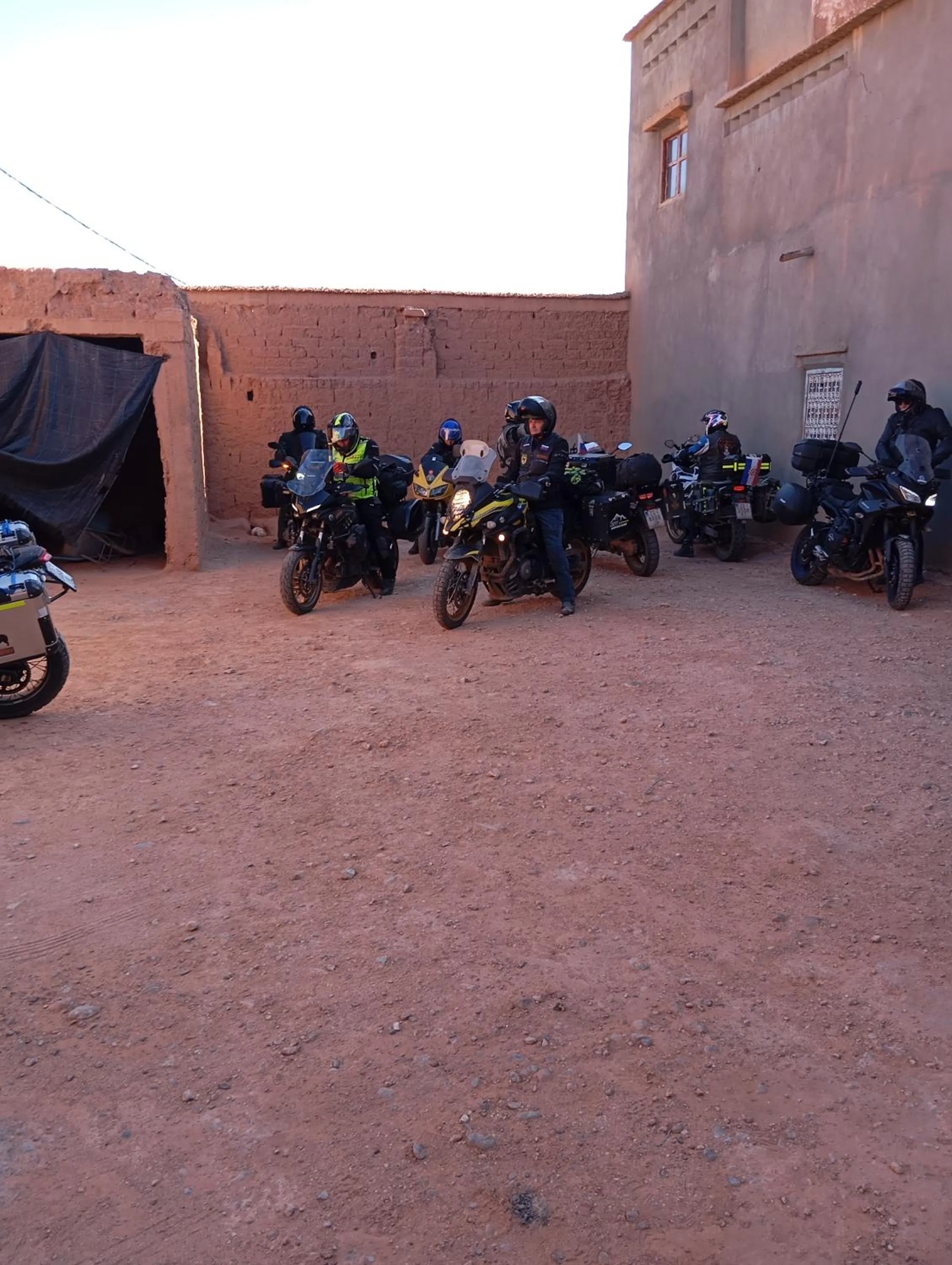 People in Kasbah tifaoute ait Ben haddou