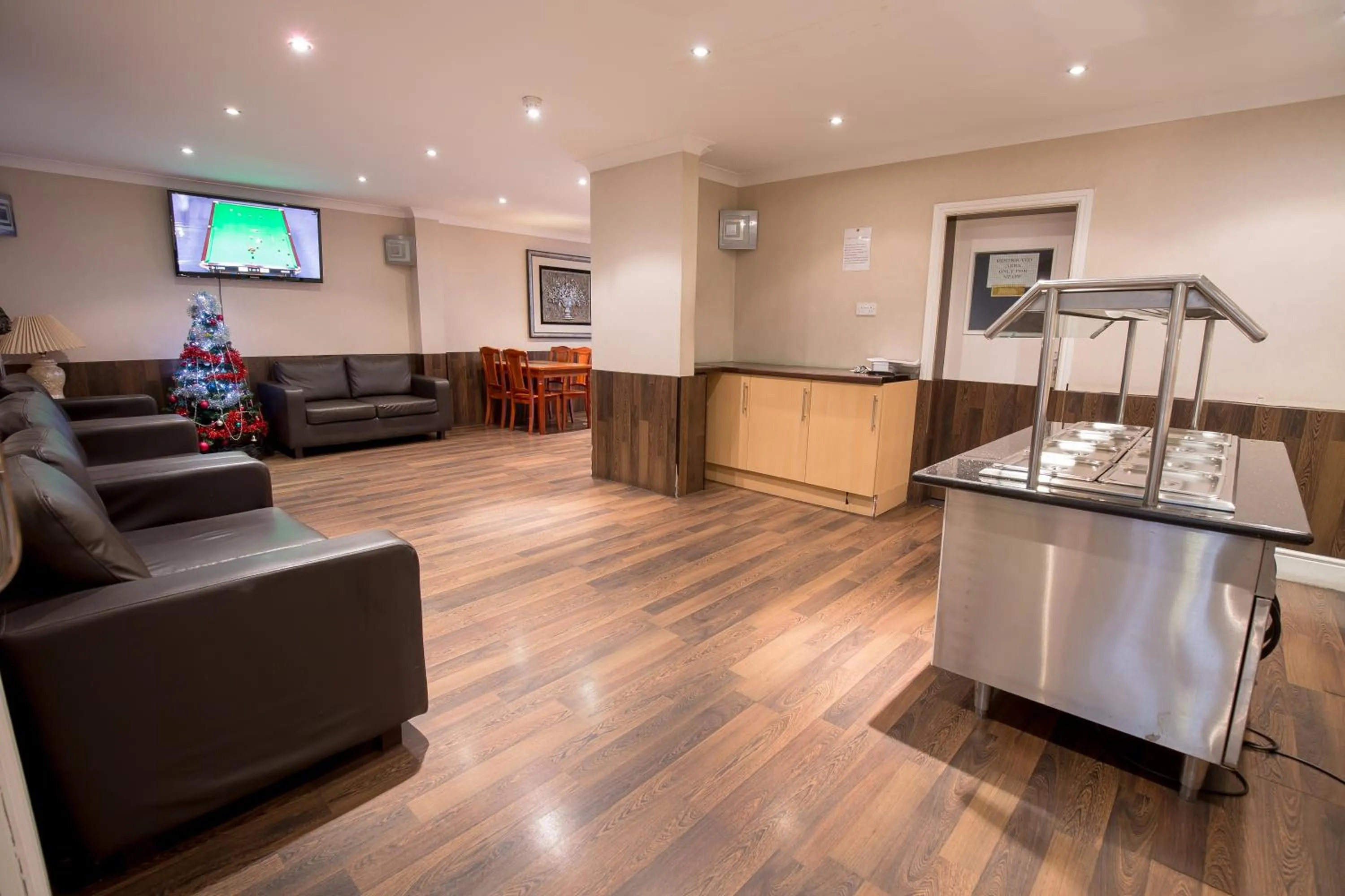 Communal lounge/ TV room in Banks Hotel