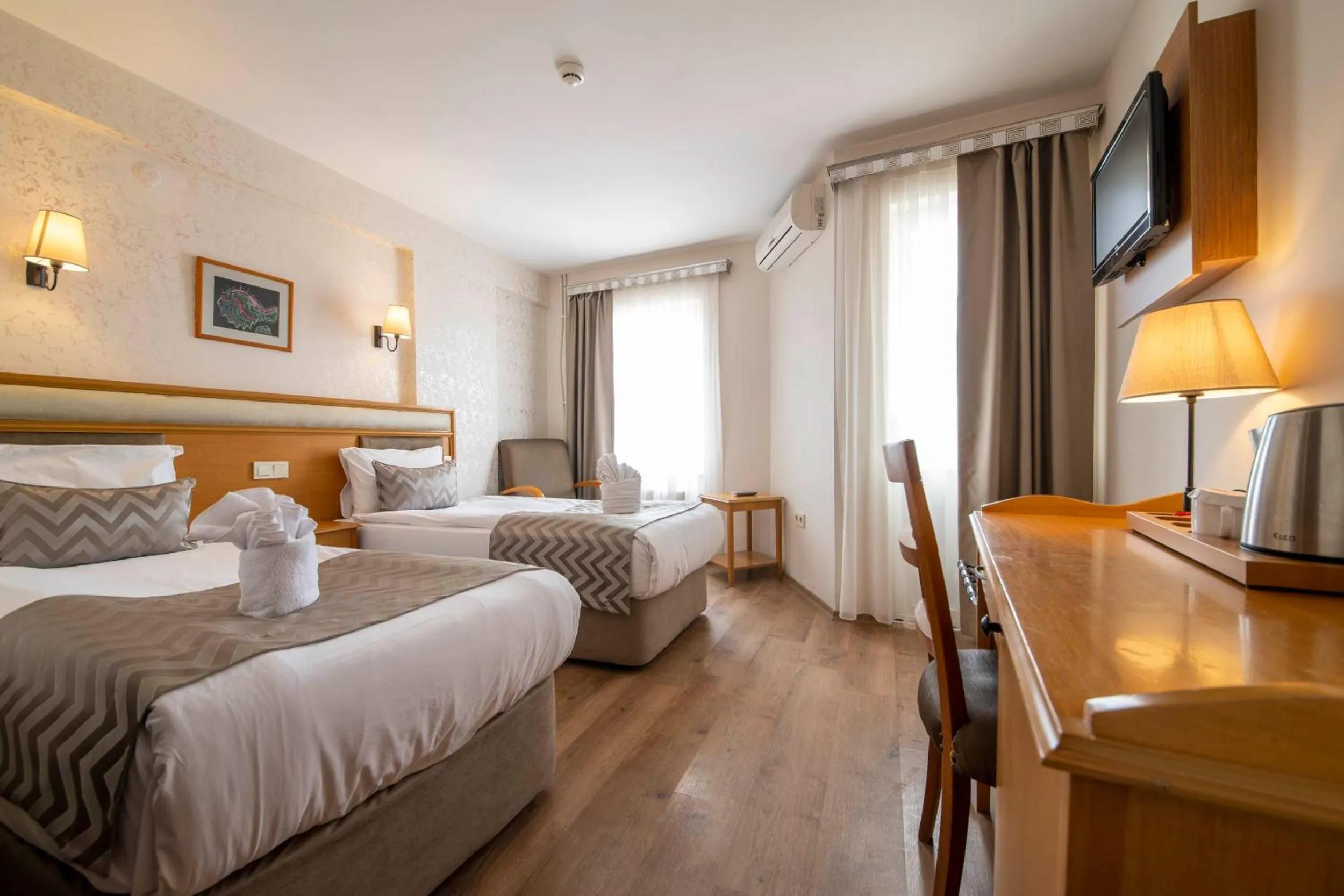 Photo of the whole room, Bed in Çanak Hotel