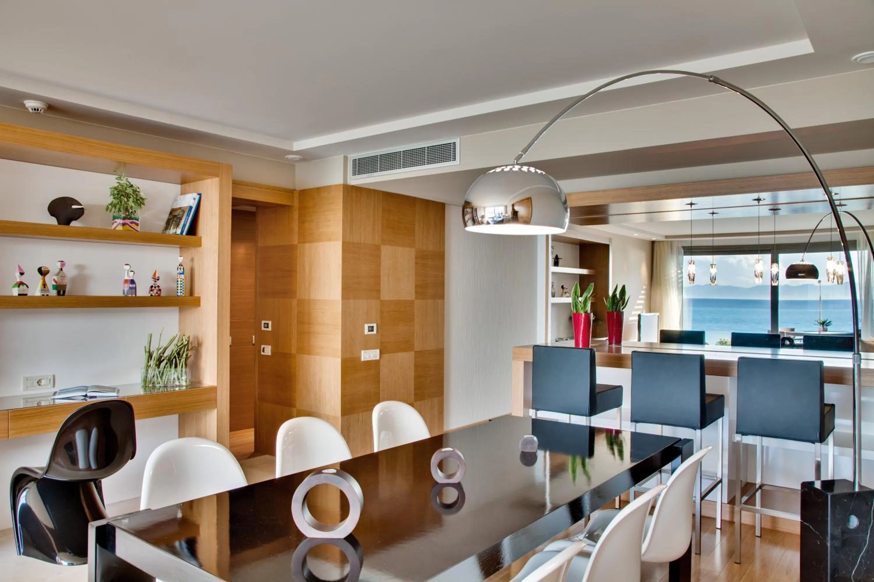 Kitchen or kitchenette, Lounge/Bar in Elite Suites by Rhodes Bay