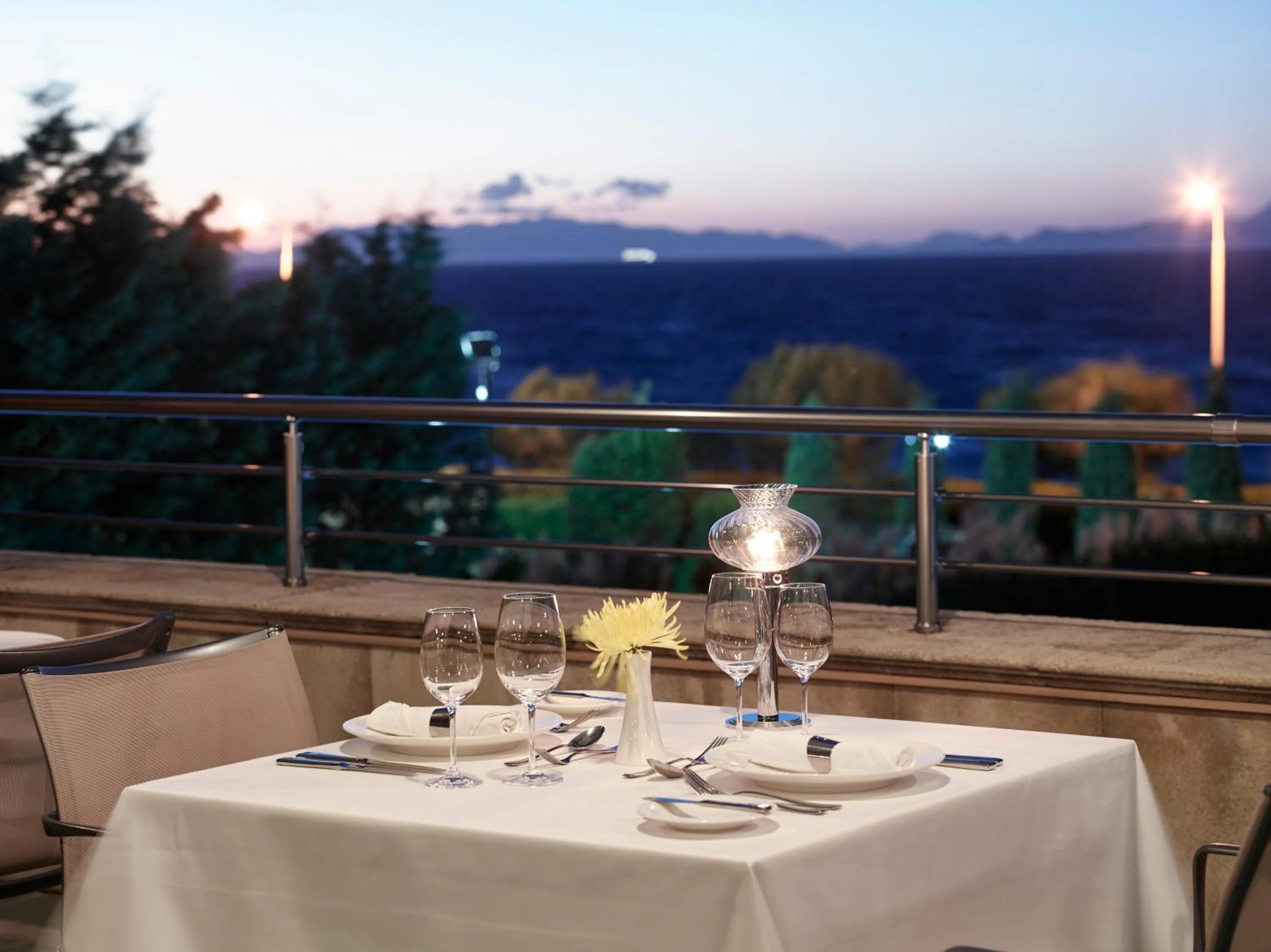 Restaurant/places to eat in Elite Suites by Rhodes Bay