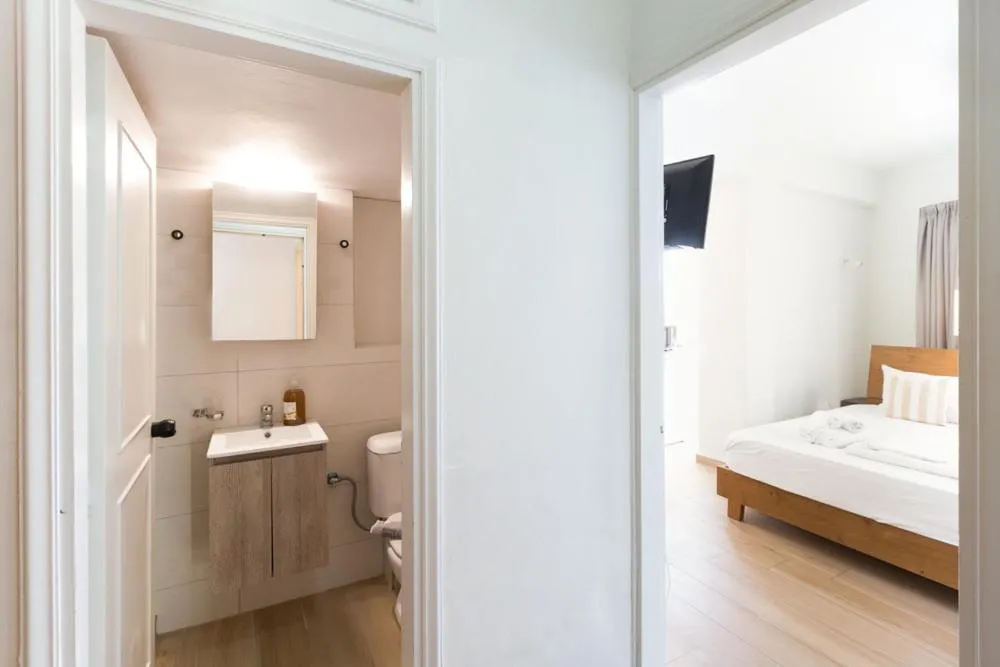 Theo Apartments