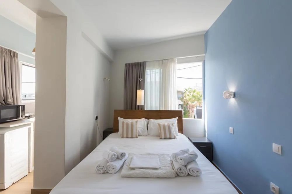 Theo Apartments