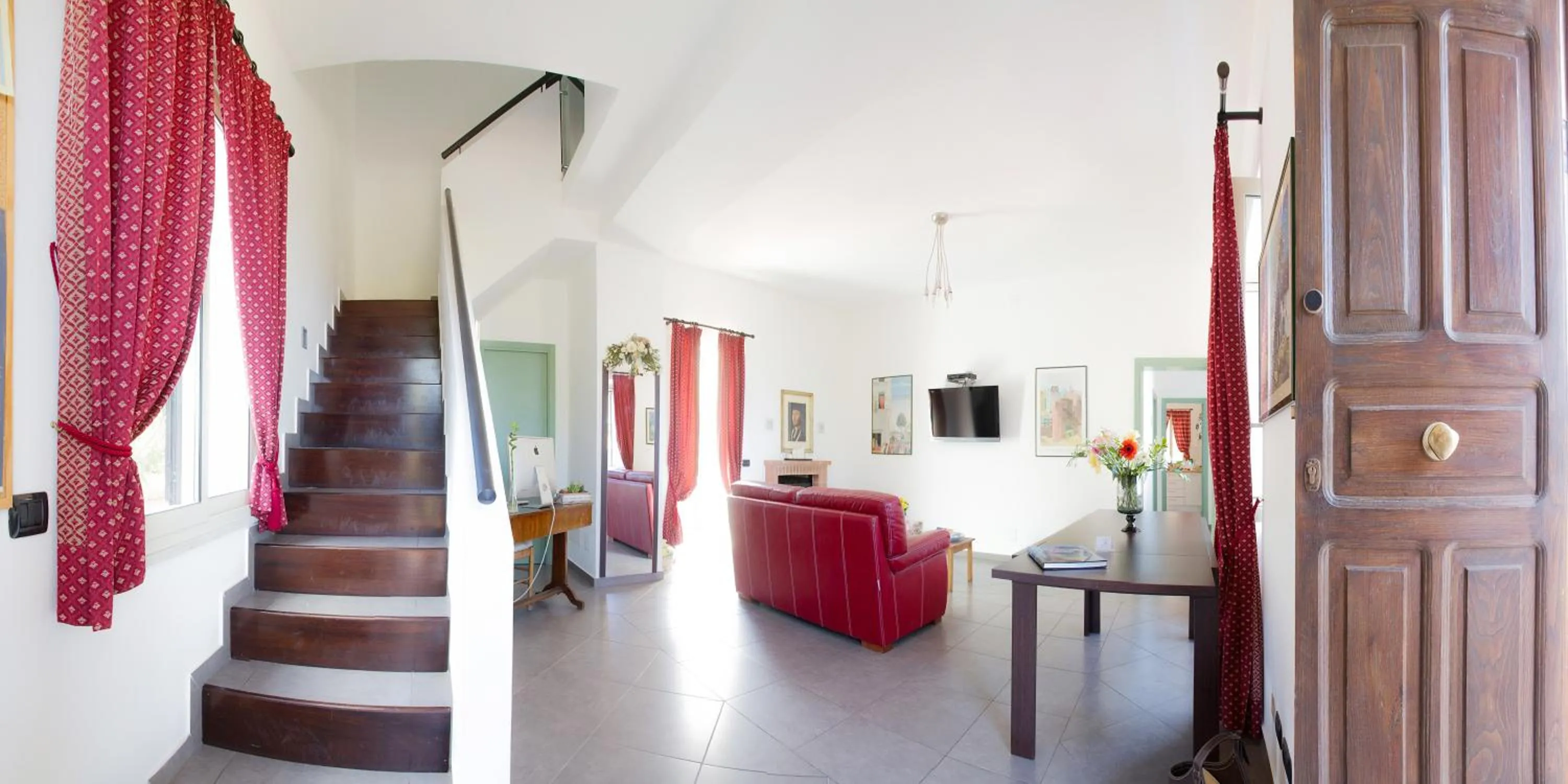 Communal lounge/ TV room in Bouganville B&B