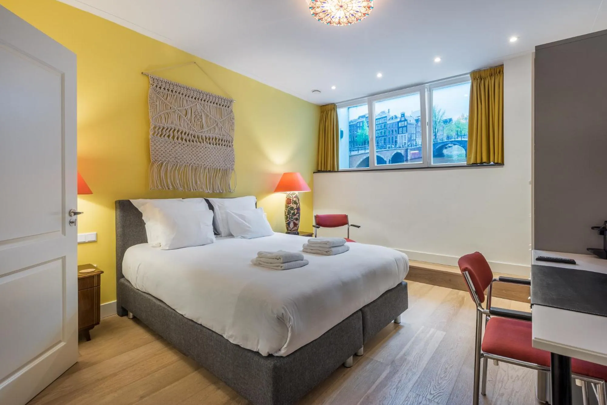 Photo of the whole room, Bed in The Old Lady