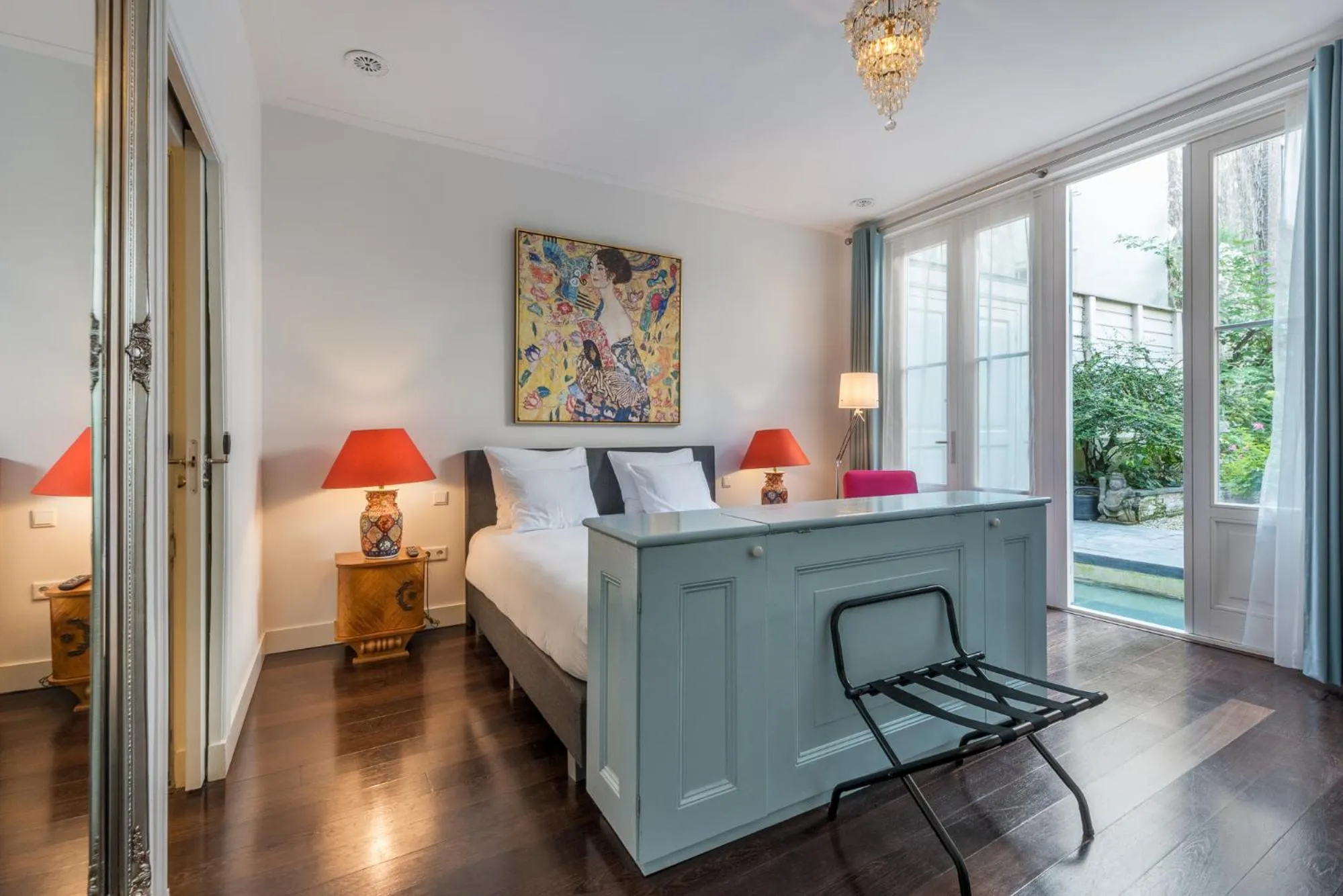 Photo of the whole room, Bed in The Old Lady