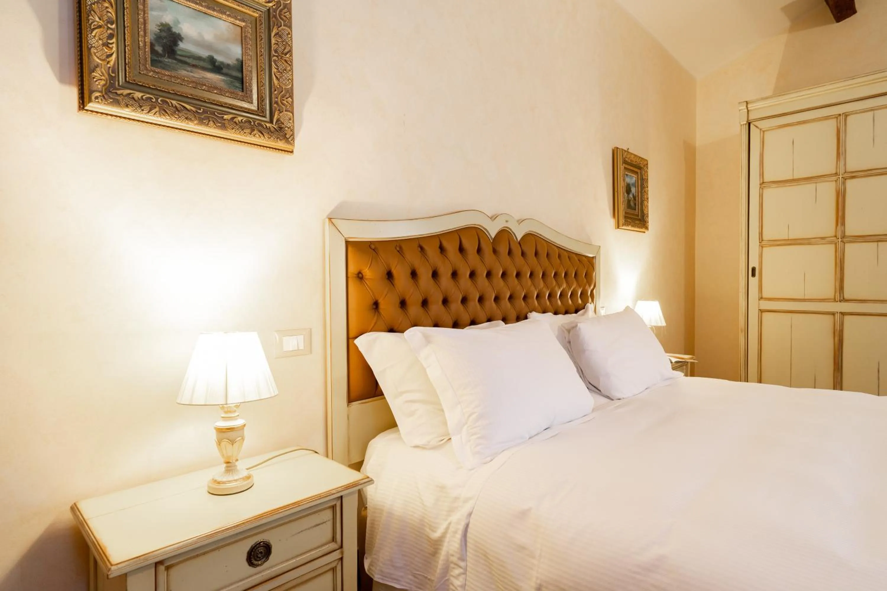 Decorative detail, Bed in Tenuta Ciminata Greco