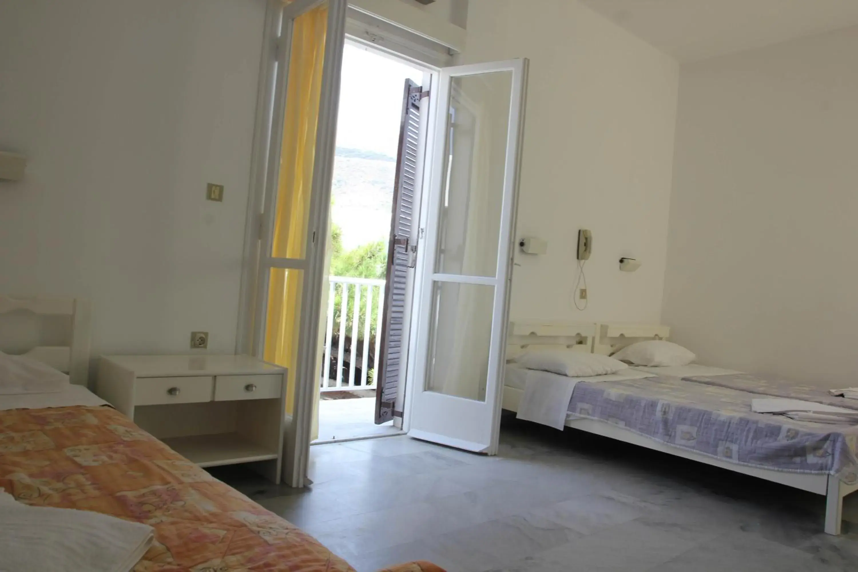 Triple Room with Garden View in Hotel Zannet Triple Room with Garden View in Hotel Zannet