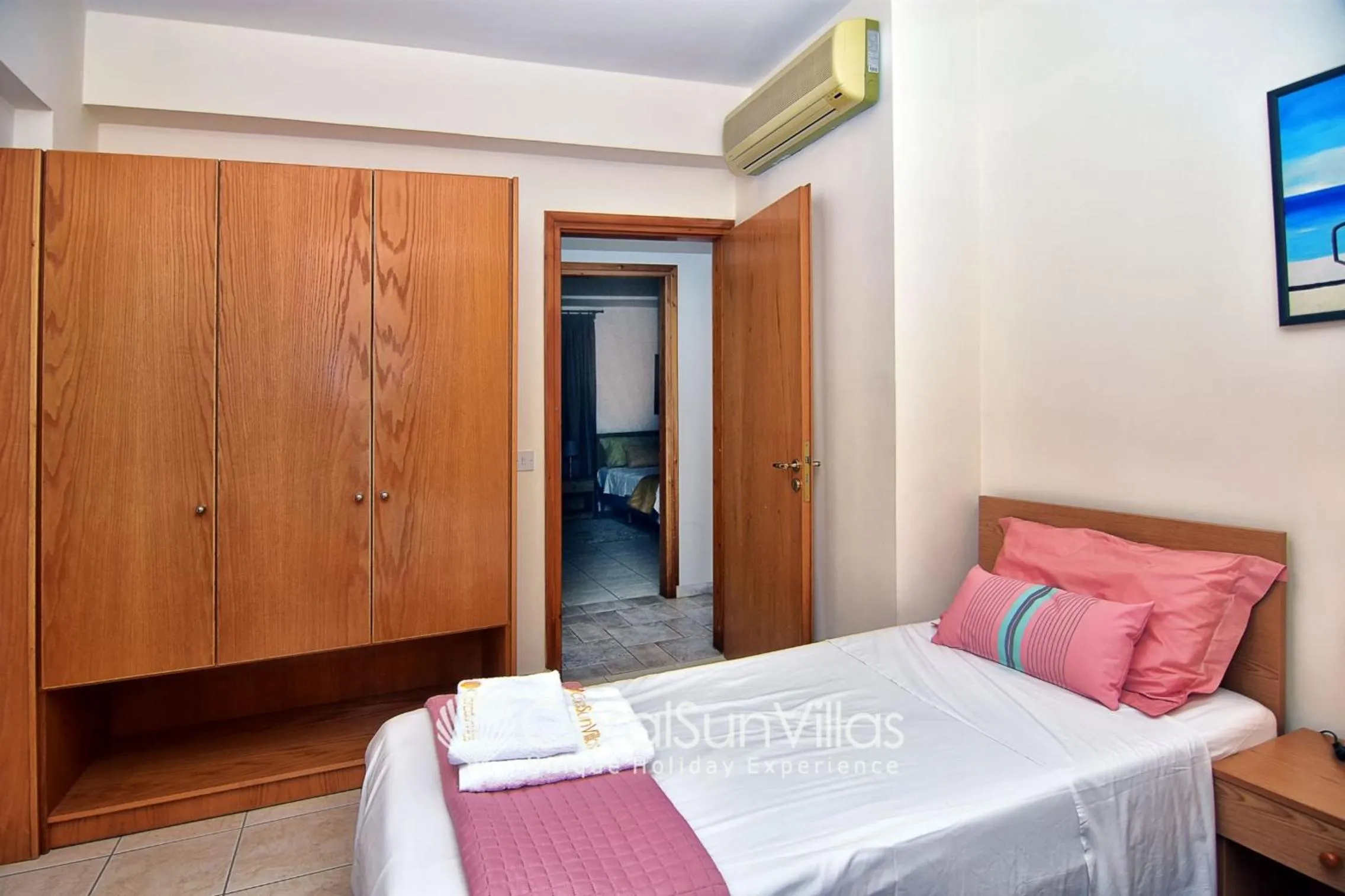 Bed in Wonderful quiet area, Completely Privacy, Large Private Pool, Colourful Garden