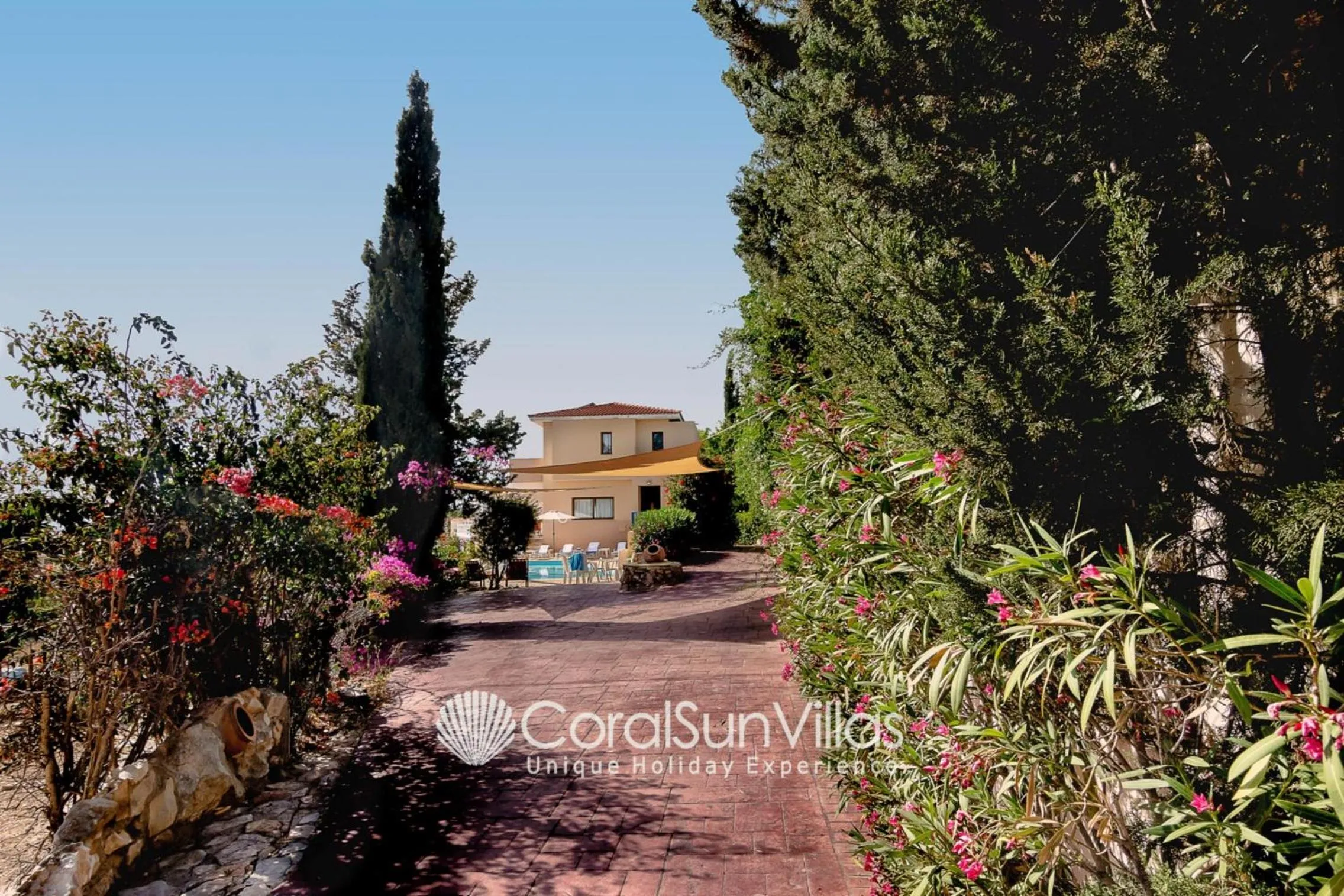 Wonderful quiet area, Completely Privacy, Large Private Pool, Colourful Garden