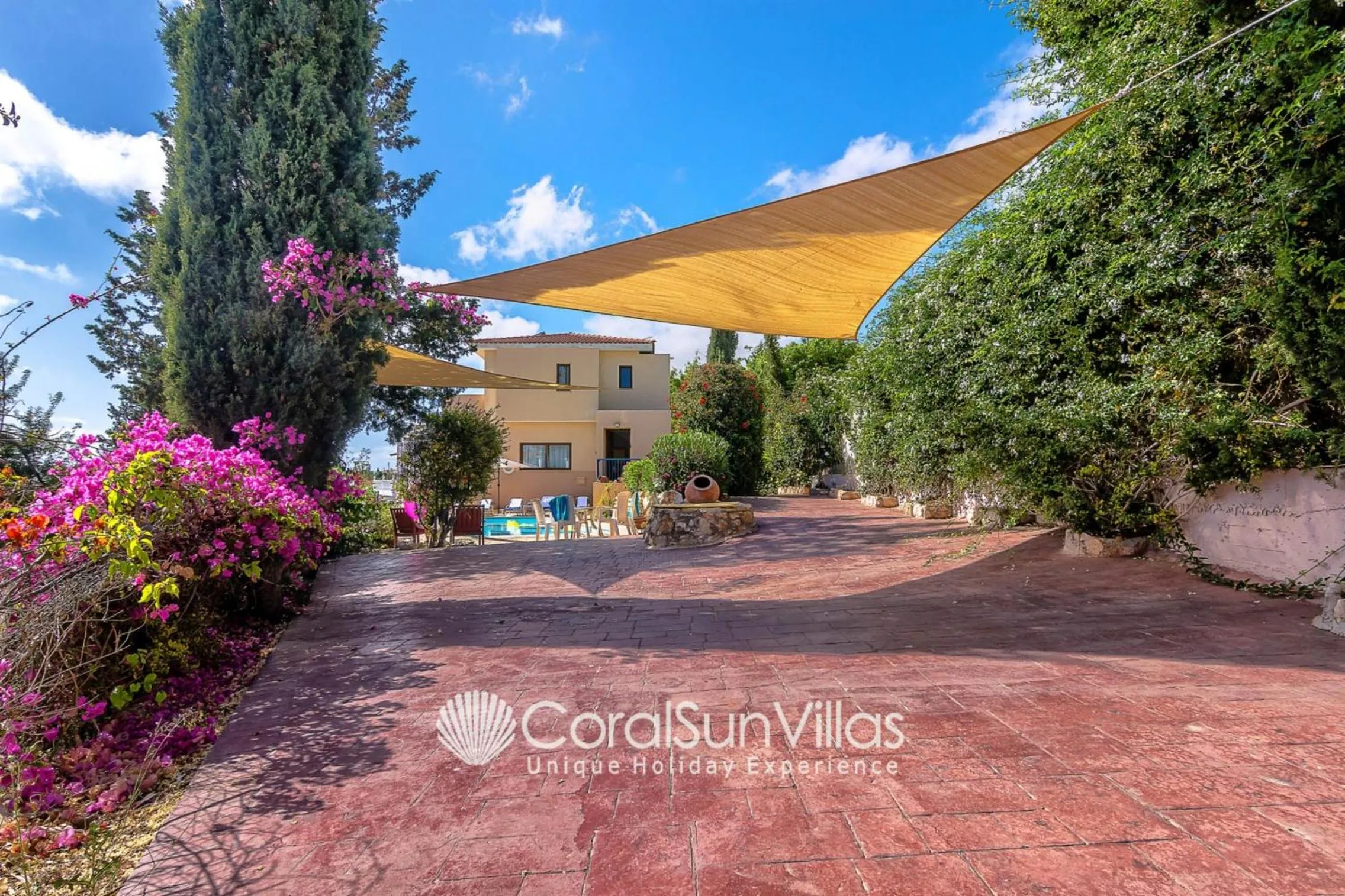 Wonderful quiet area, Completely Privacy, Large Private Pool, Colourful Garden
