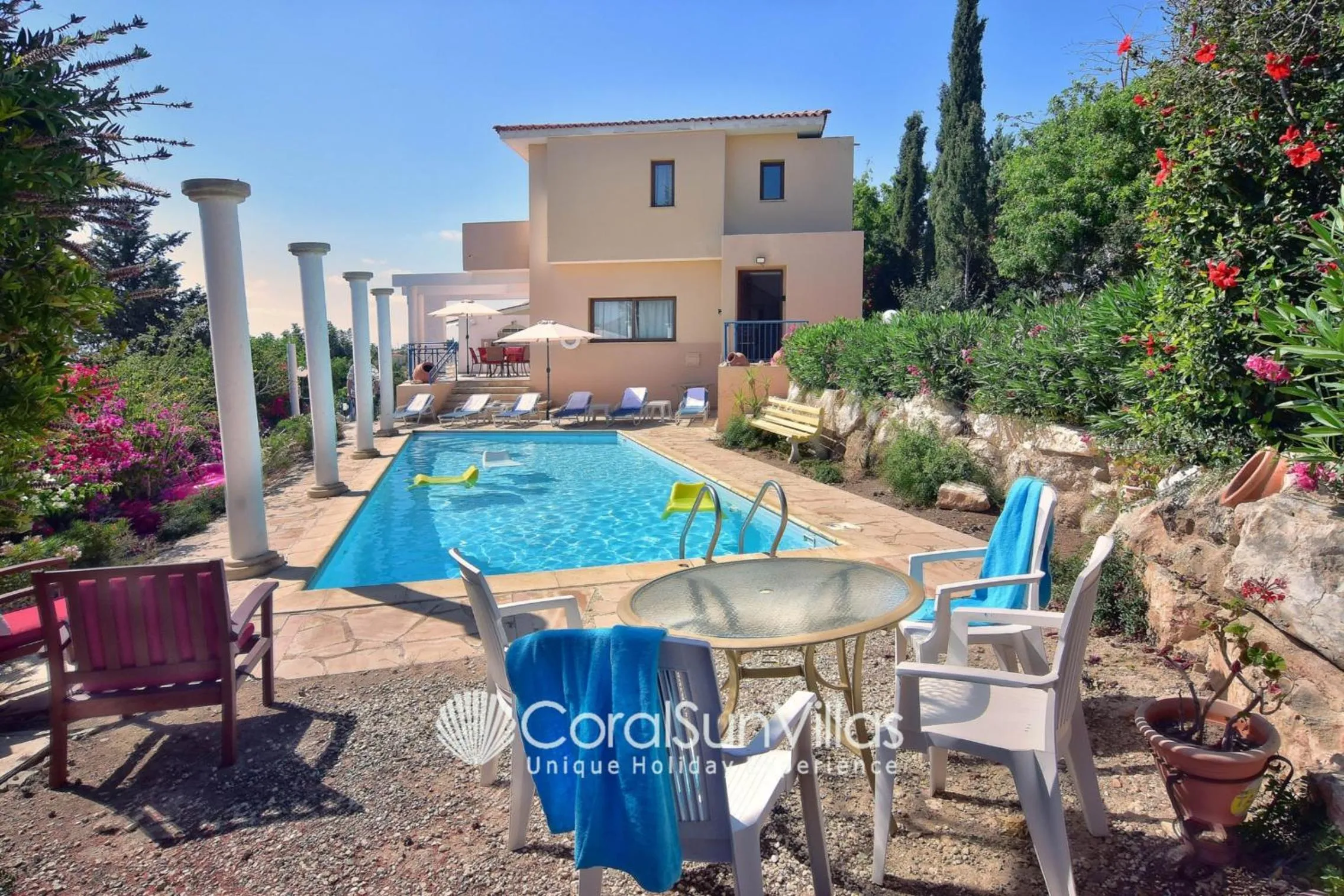 Wonderful quiet area, Completely Privacy, Large Private Pool, Colourful Garden