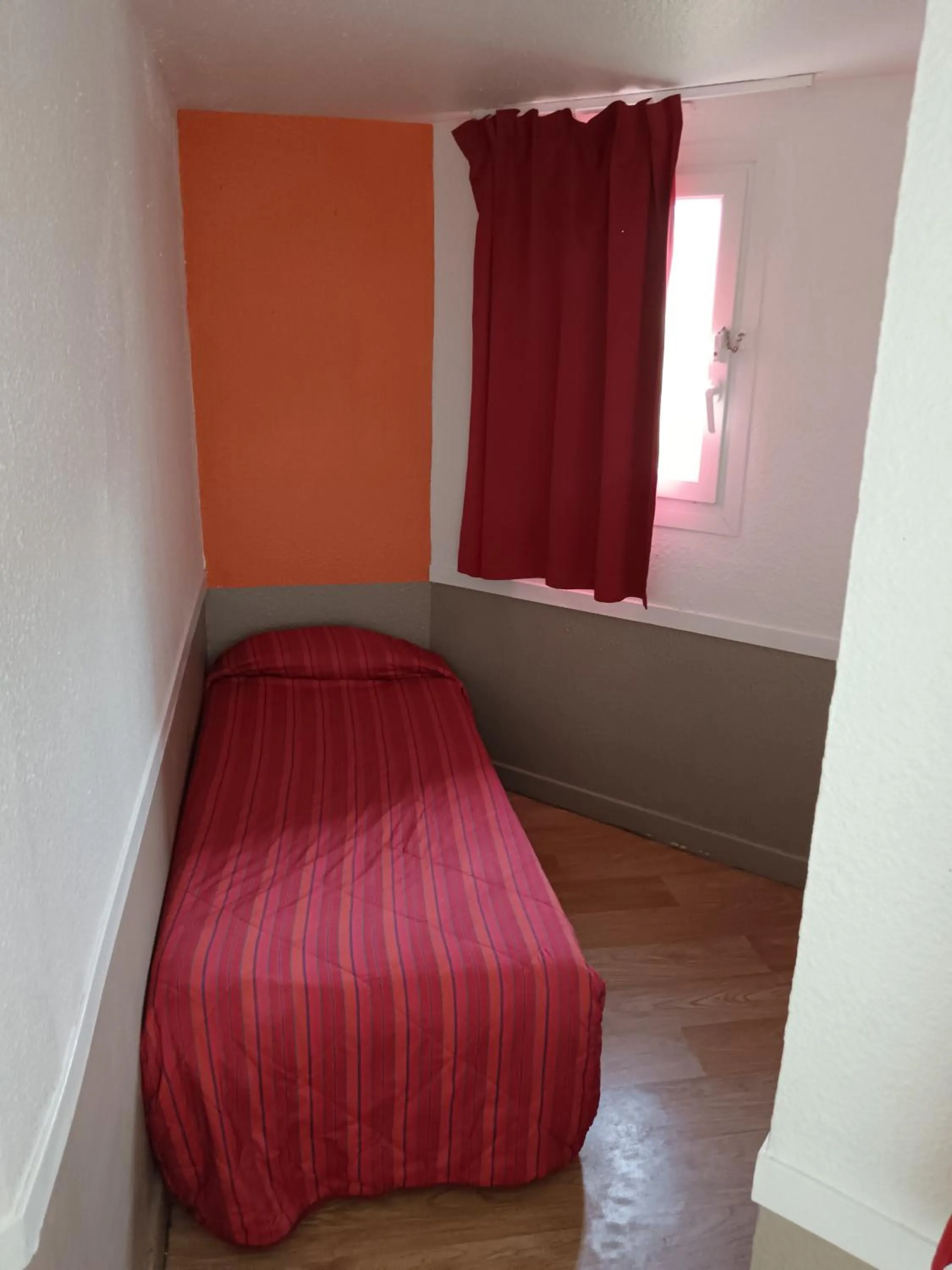 Family, Bed in HECO Calais Centre-Gare