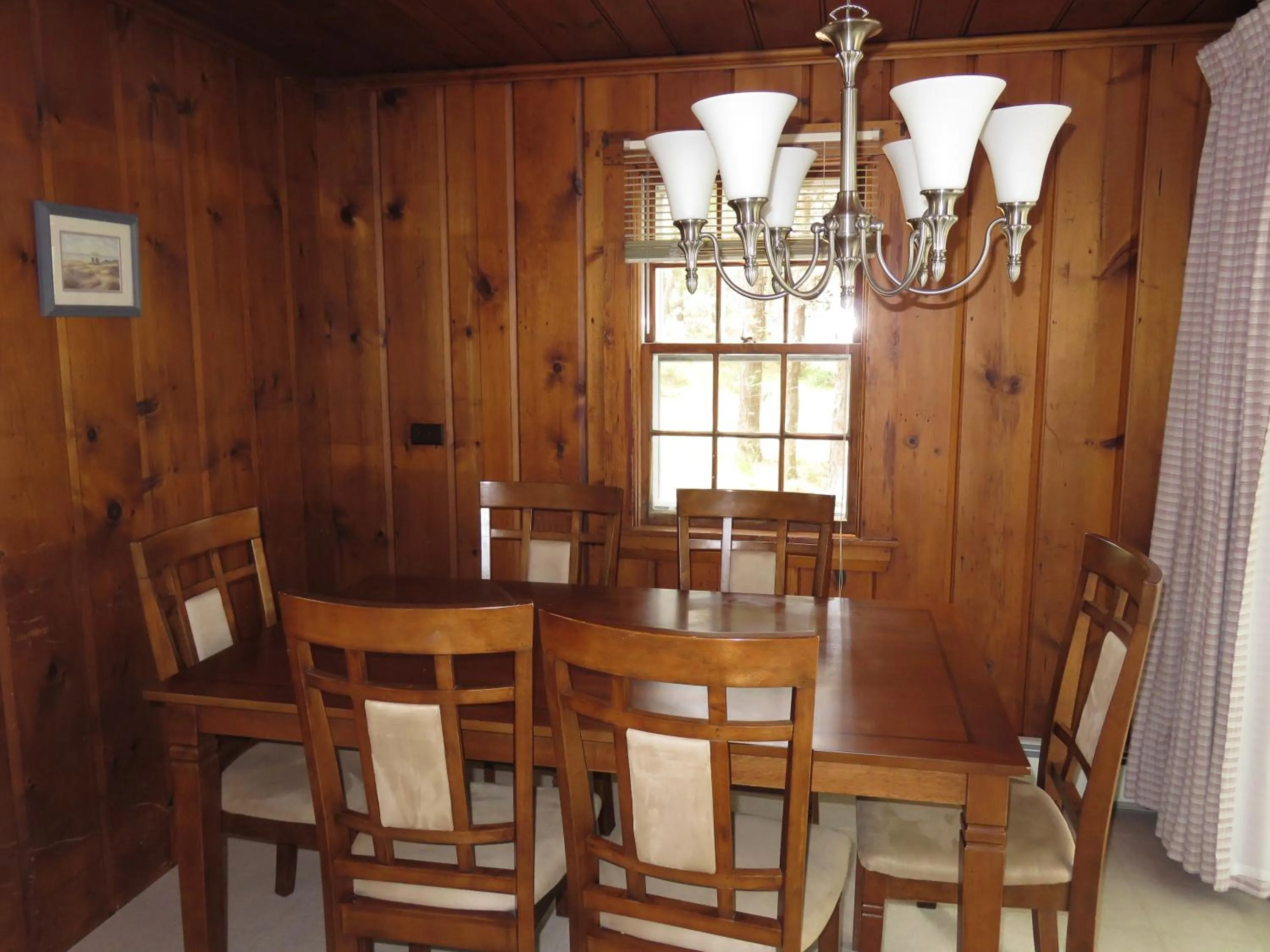 Dining area in Self-Sufficient Cottages at Even'tide Resort