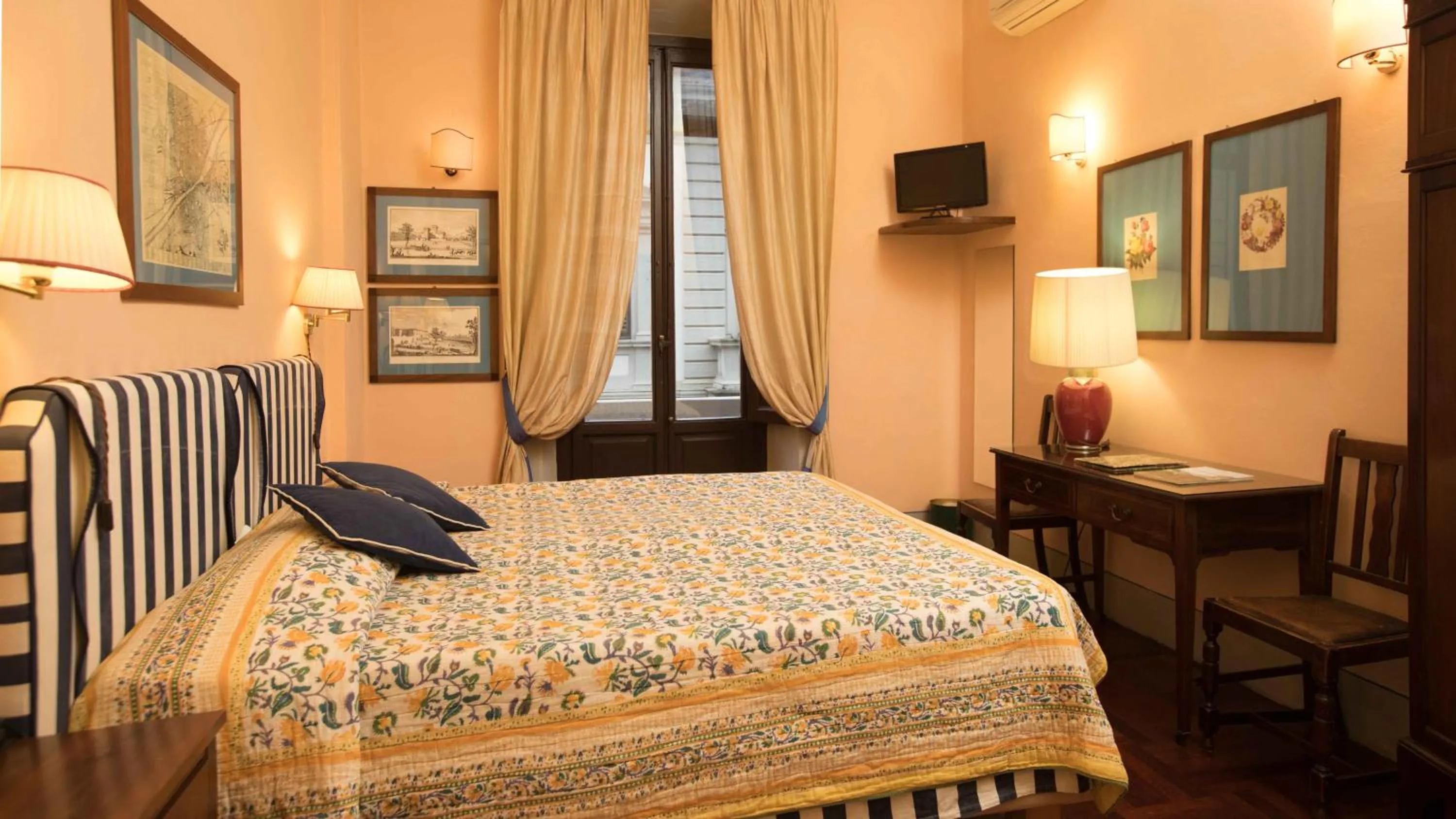 Decorative detail, Bed in Residenza Johanna I