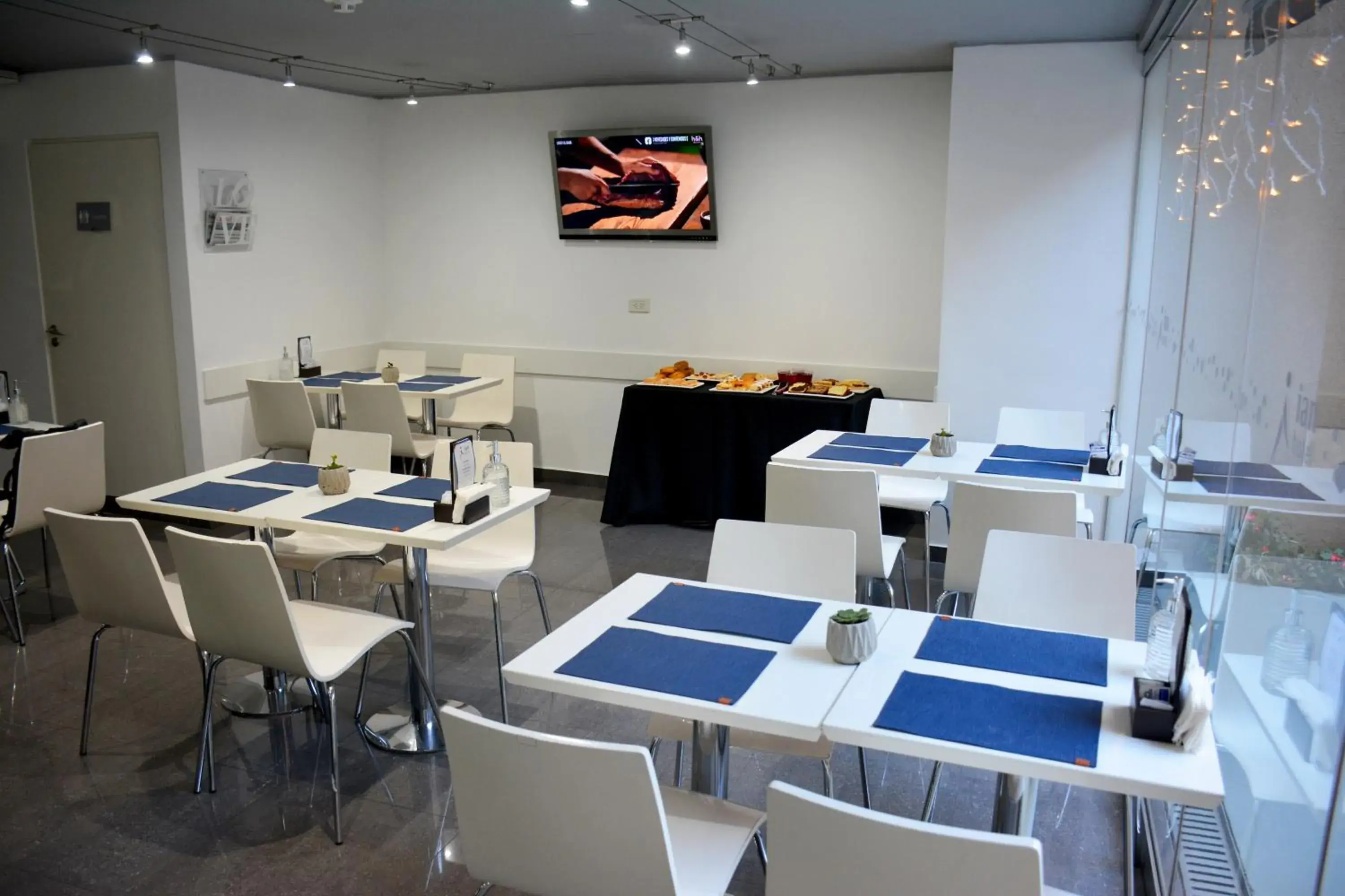 Restaurant/places to eat in ian Hotel Restaurant/places to eat in ian Hotel