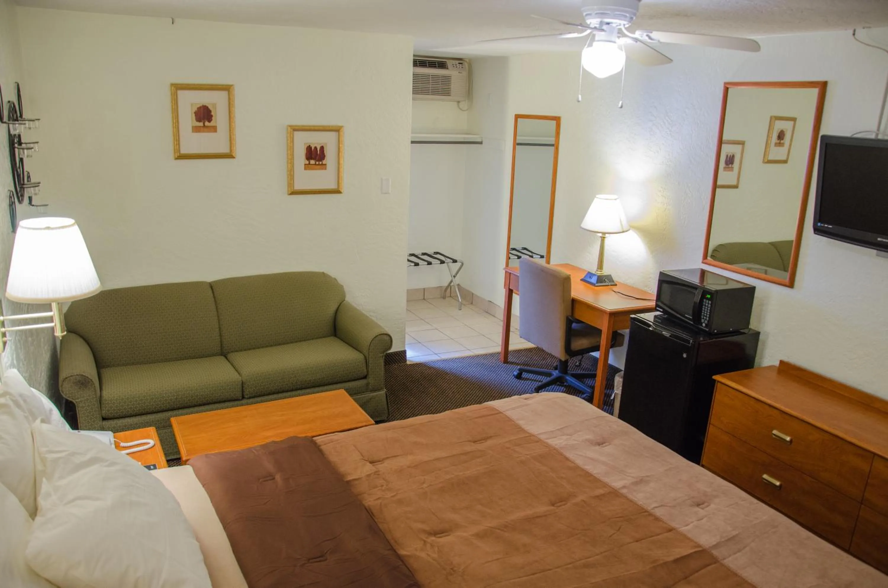 Photo of the whole room, Bed in Budget Inn & Suites Colby