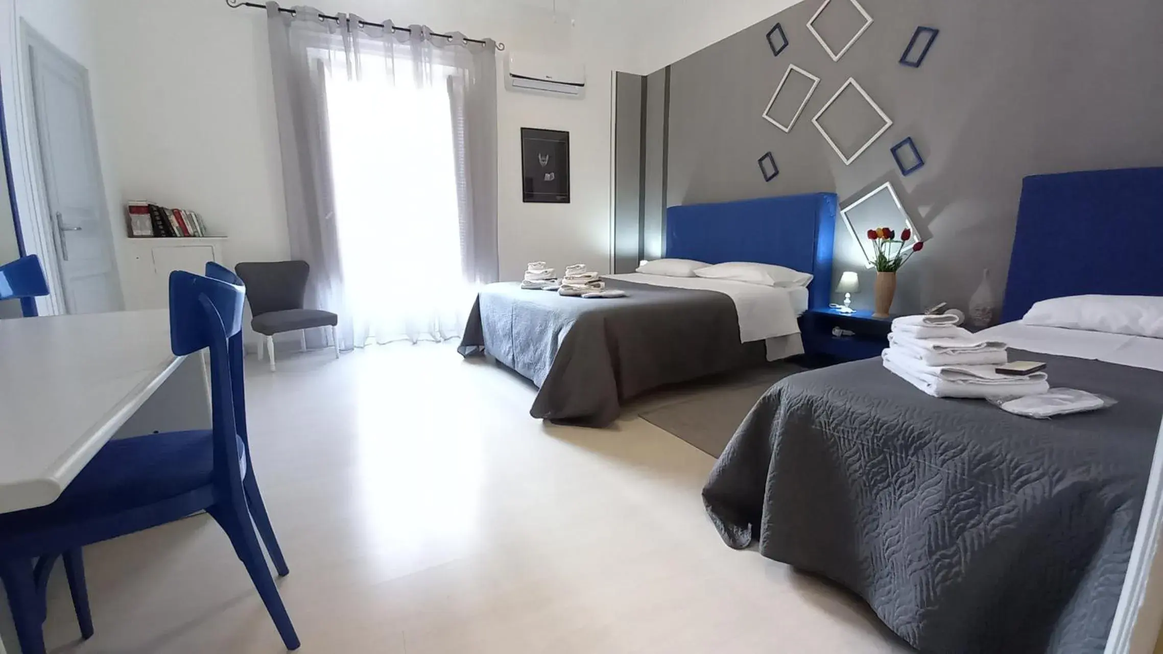 Triple Room with Private Bathroom in BED&BOOK Palazzo Cutelli Triple Room with Private Bathroom in BED&BOOK Palazzo Cutelli