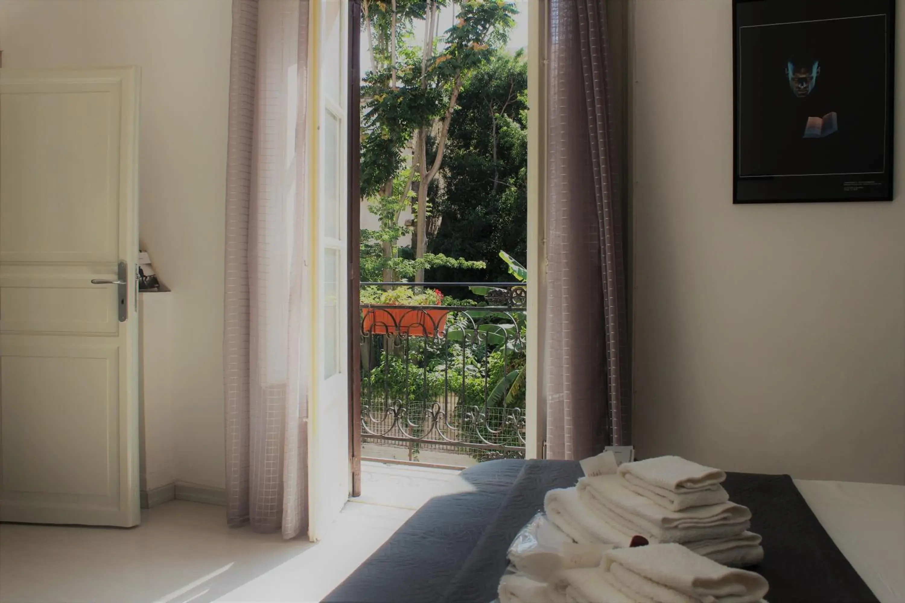 Triple Room with Private Bathroom in Palazzo Cutelli Bed&Book Triple Room with Private Bathroom in Palazzo Cutelli Bed&Book