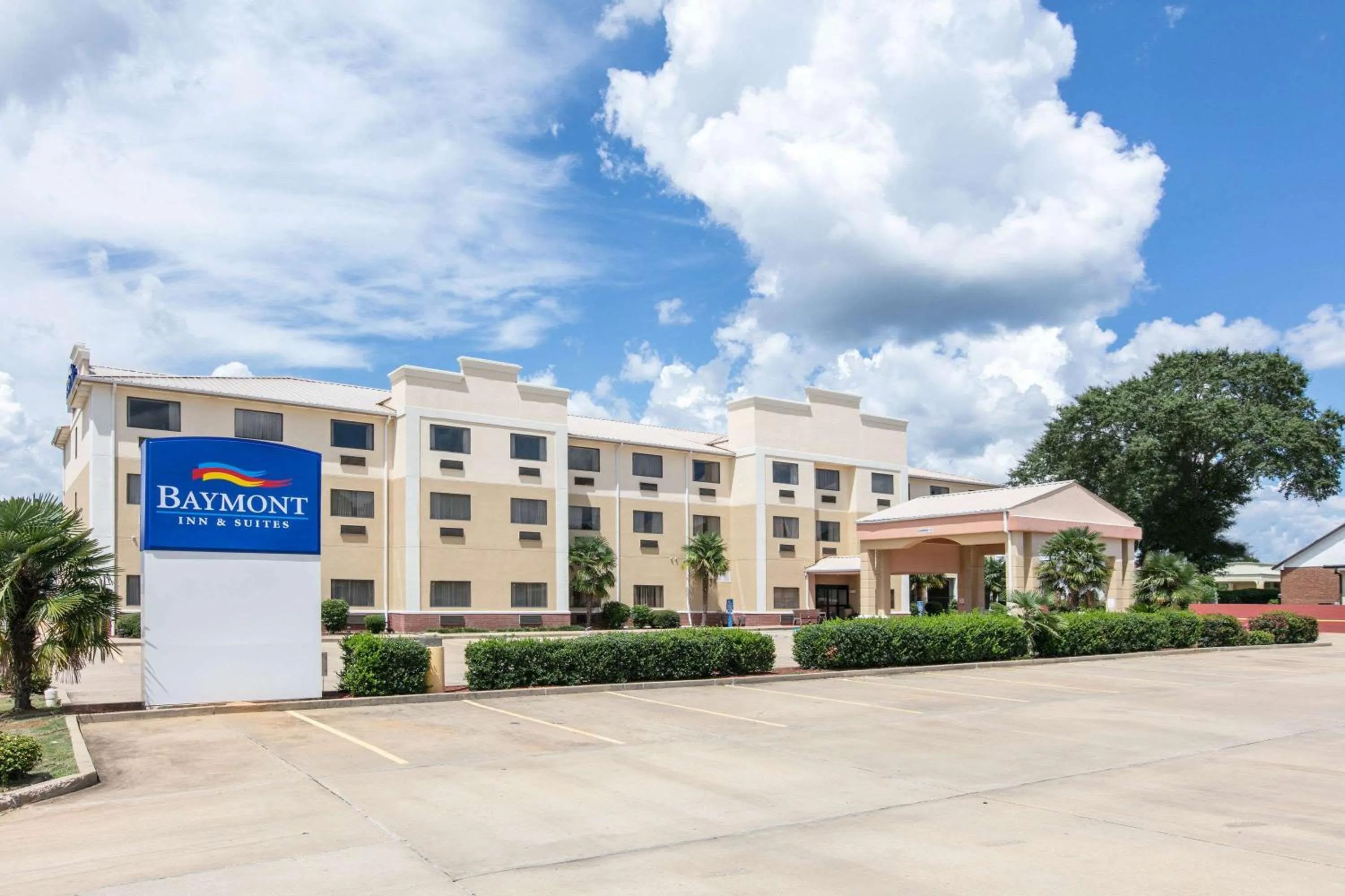 Property building in Baymont by Wyndham McComb