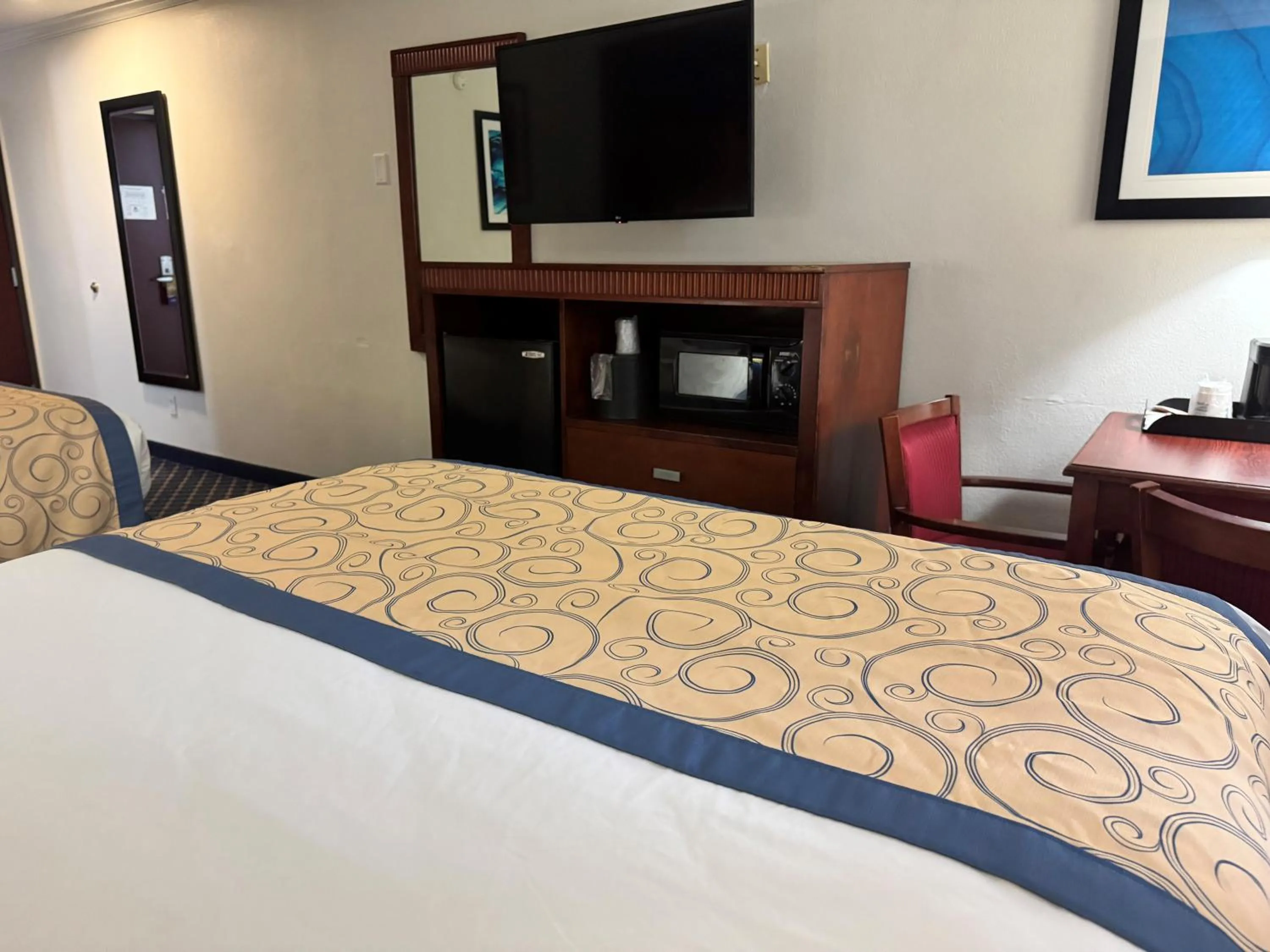 TV and multimedia, Bed in Baymont by Wyndham McComb