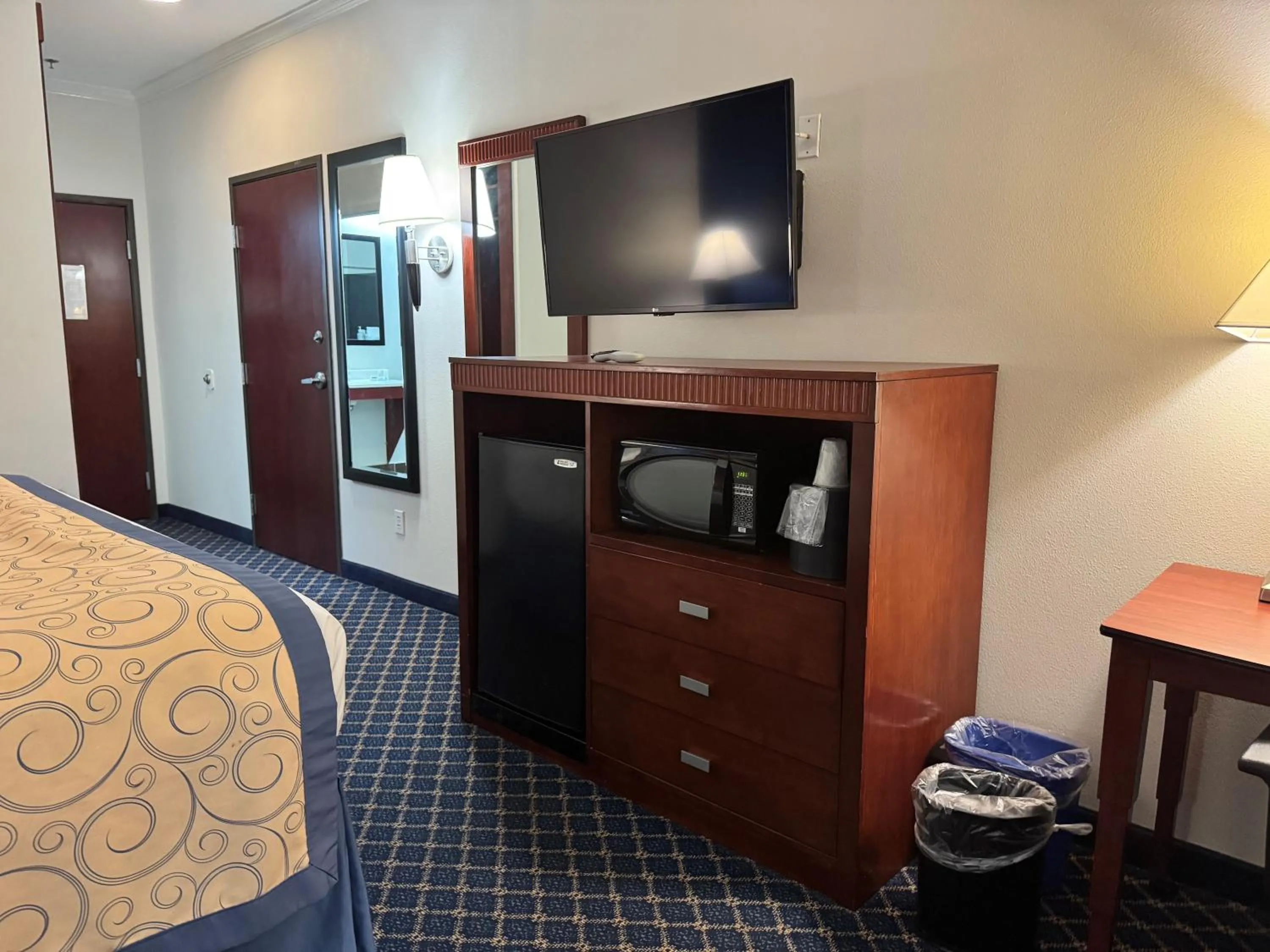 TV and multimedia, Bed in Baymont by Wyndham McComb