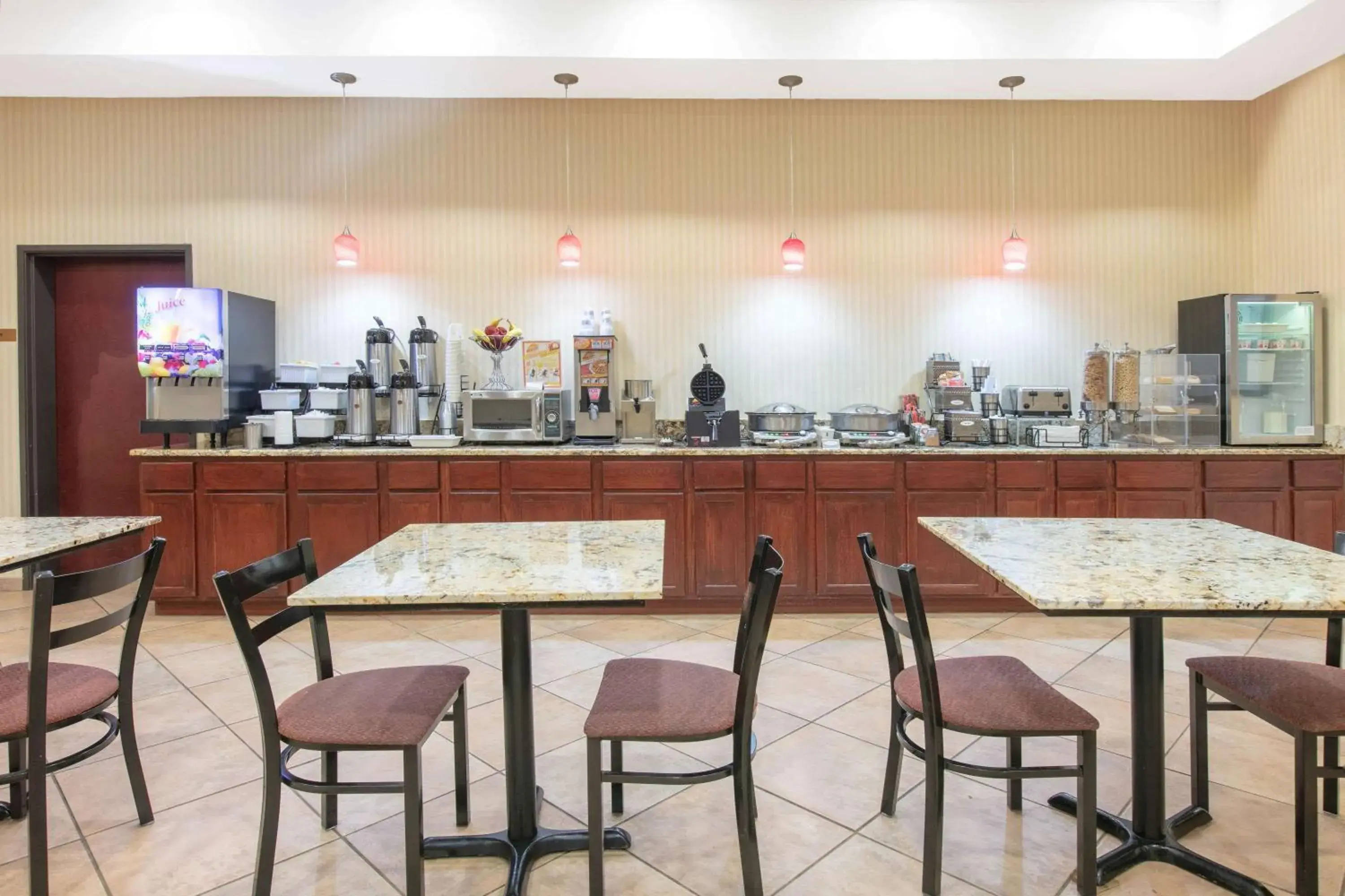 Restaurant/places to eat in Baymont by Wyndham McComb Restaurant/places to eat in Baymont by Wyndham McComb