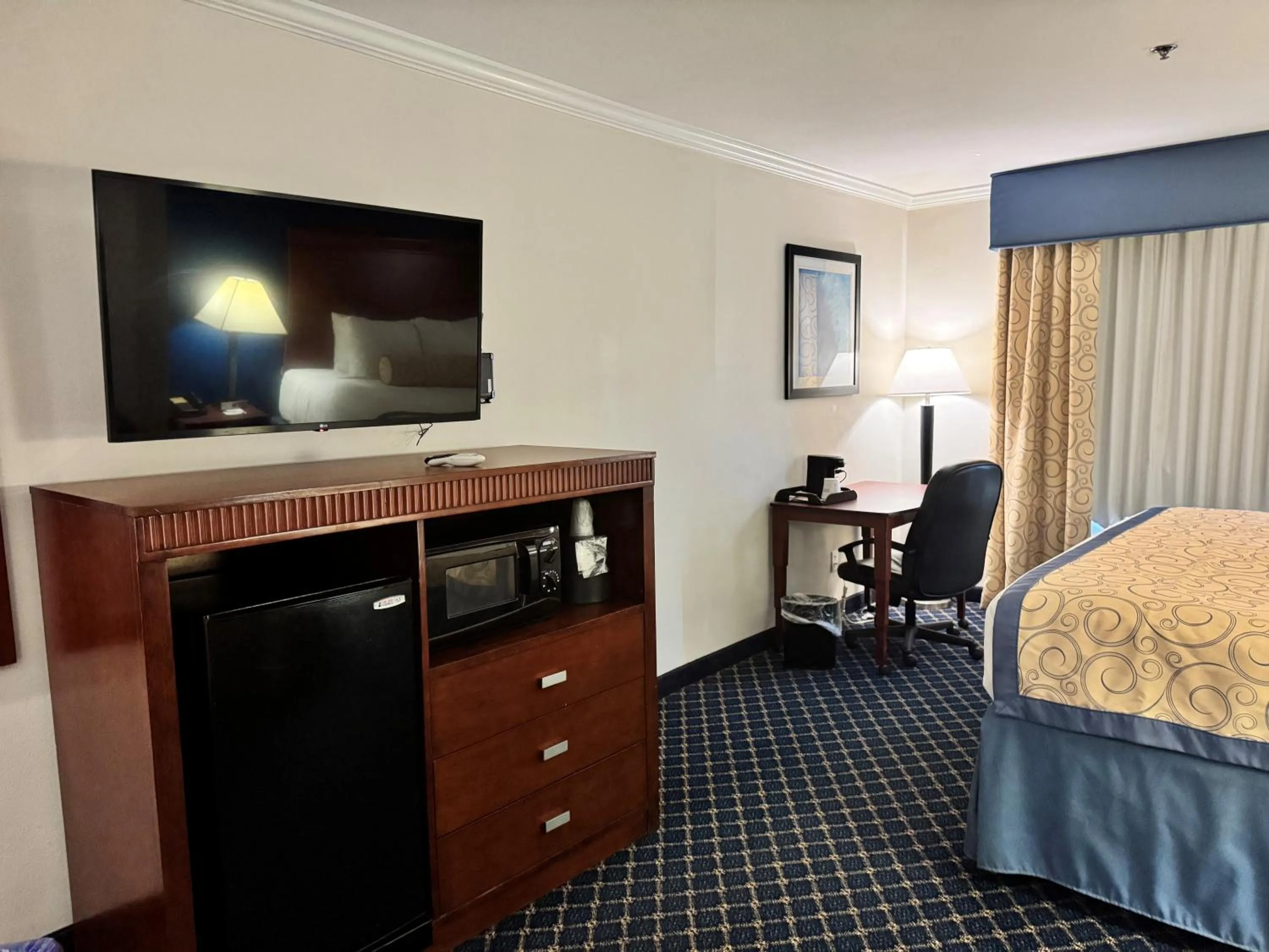 TV and multimedia, Bed in Baymont by Wyndham McComb