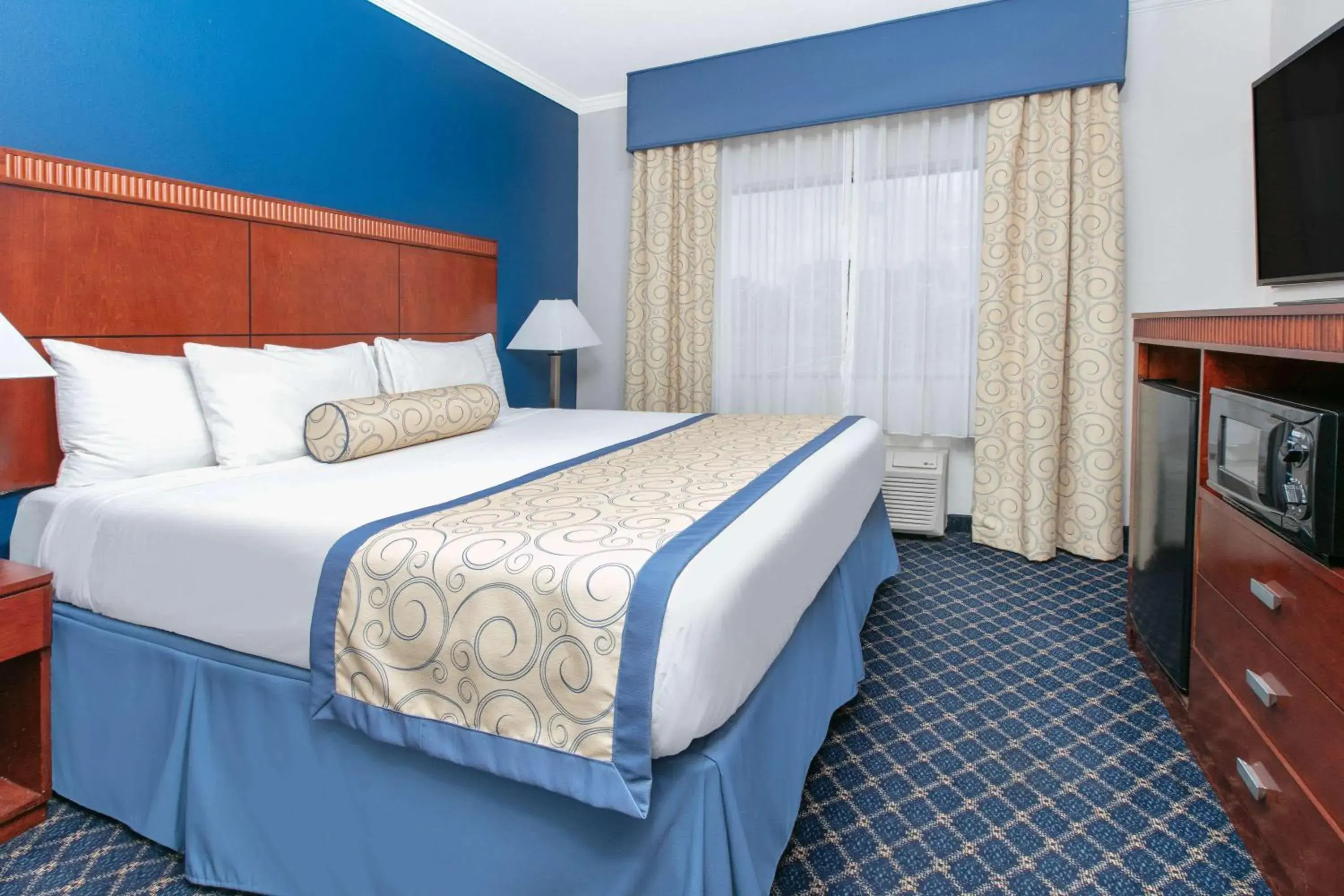 Photo of the whole room, Bed in Baymont by Wyndham McComb Photo of the whole room, Bed in Baymont by Wyndham McComb