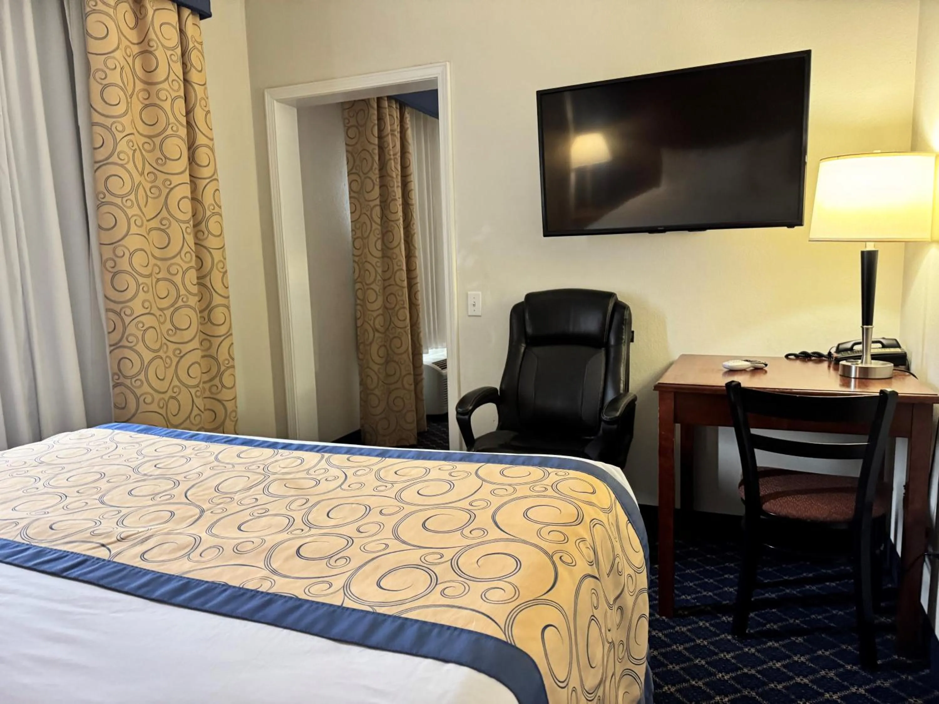 TV and multimedia, Bed in Baymont by Wyndham McComb