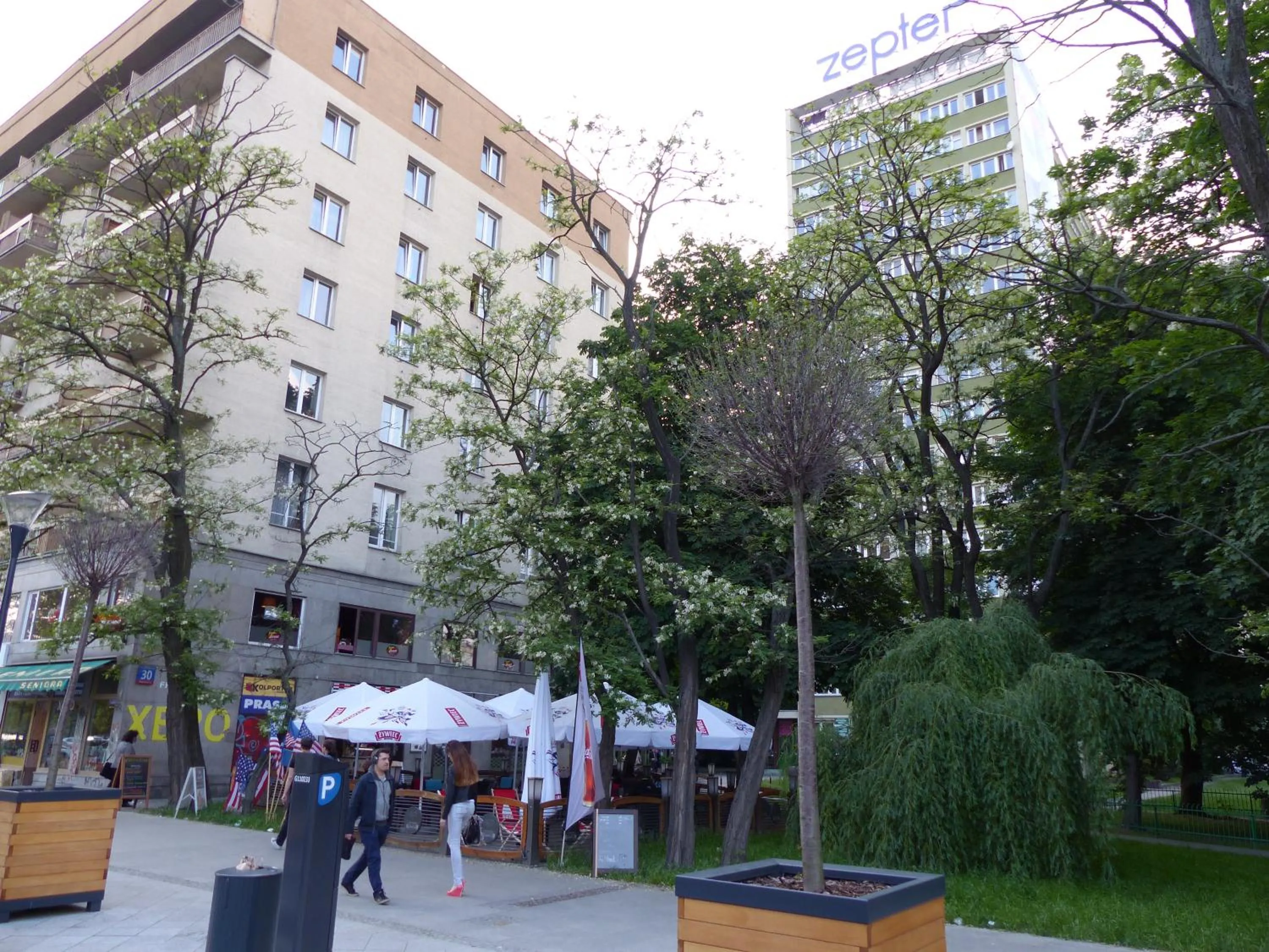 Restaurant/places to eat in Hosapartments City Center