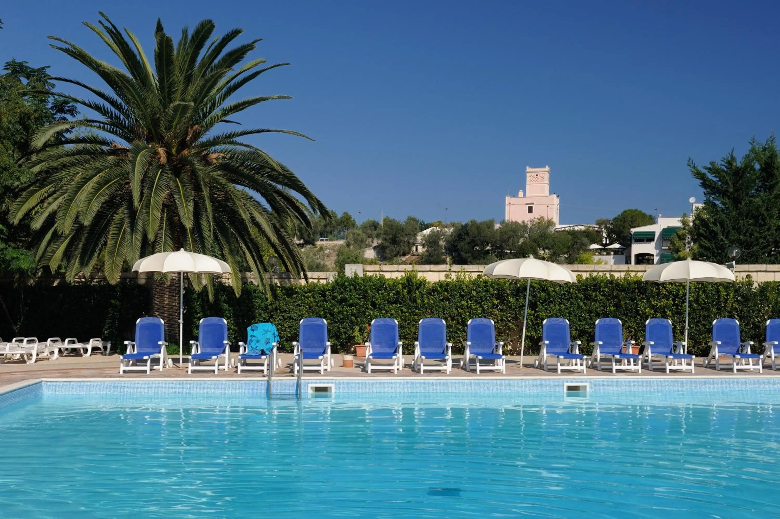 Swimming pool in Baia Degli Aranci Suite & Apartments