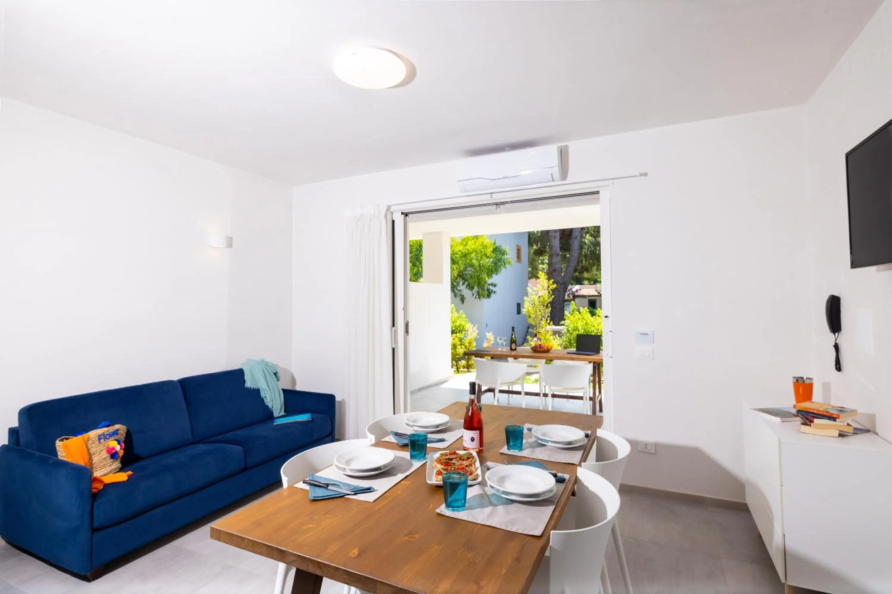 Communal lounge/ TV room in Baia Degli Aranci Suite & Apartments