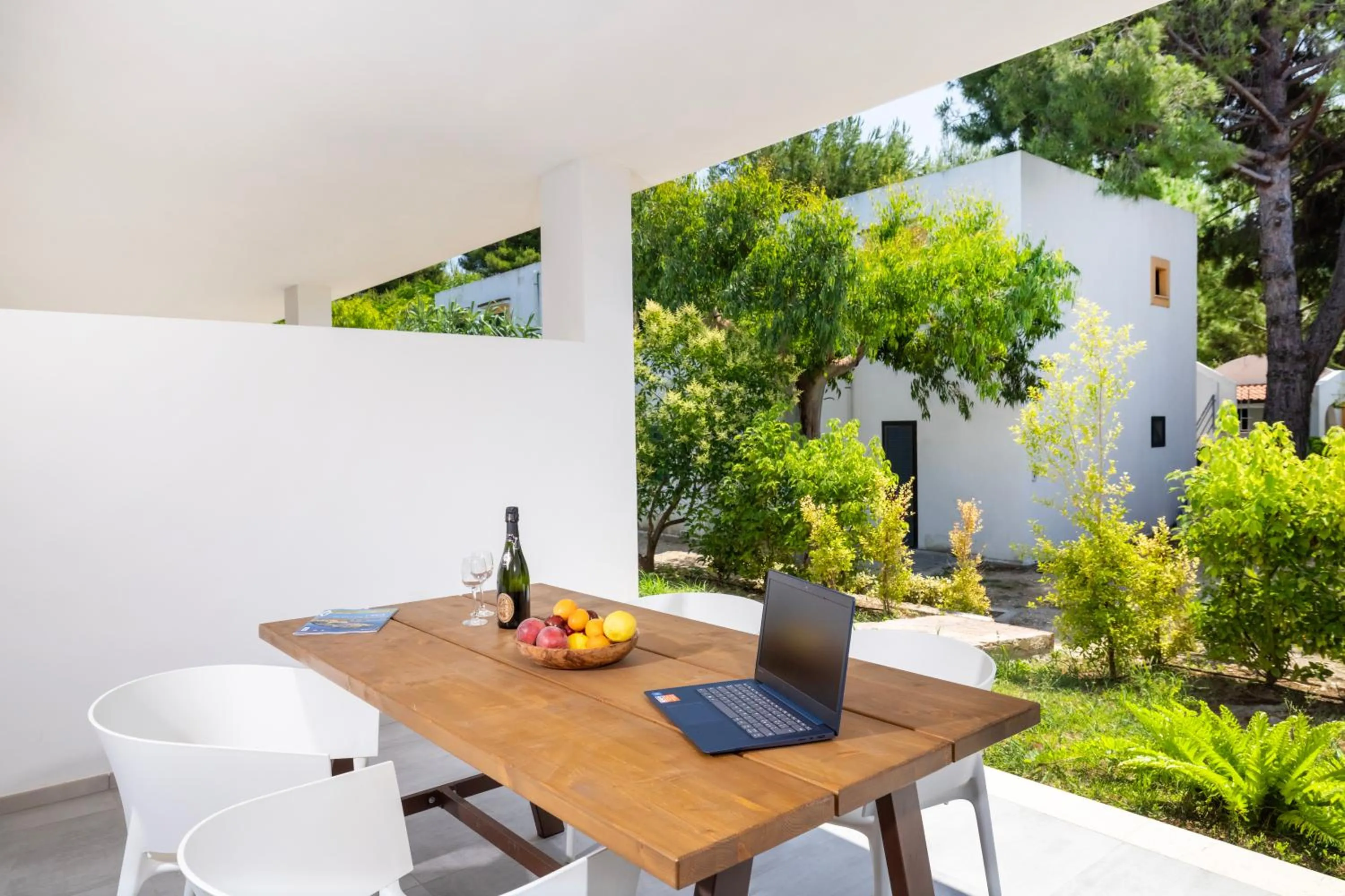 Patio in Baia Degli Aranci Suite & Apartments