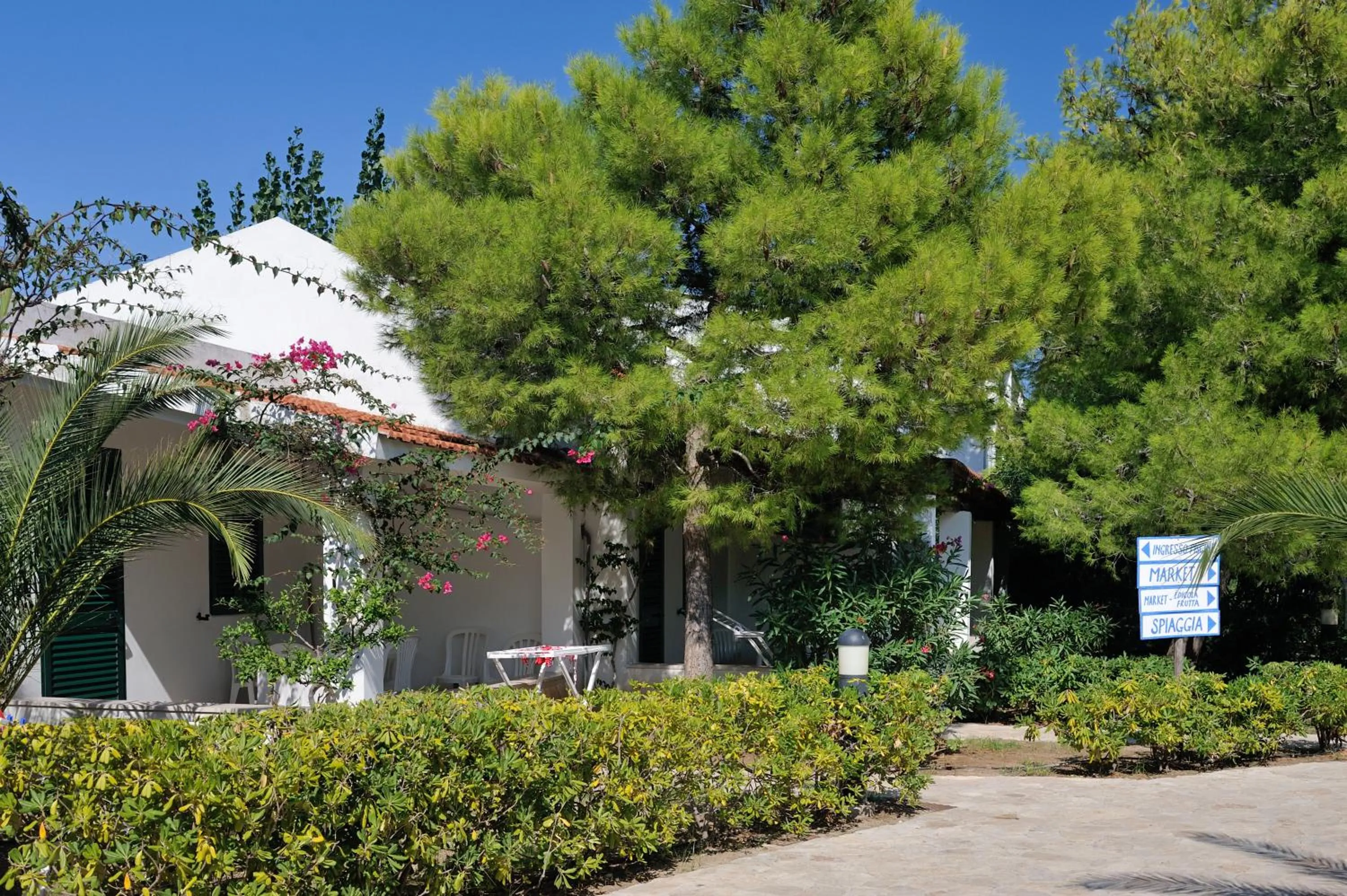 Facade/entrance in Baia Degli Aranci Suite & Apartments