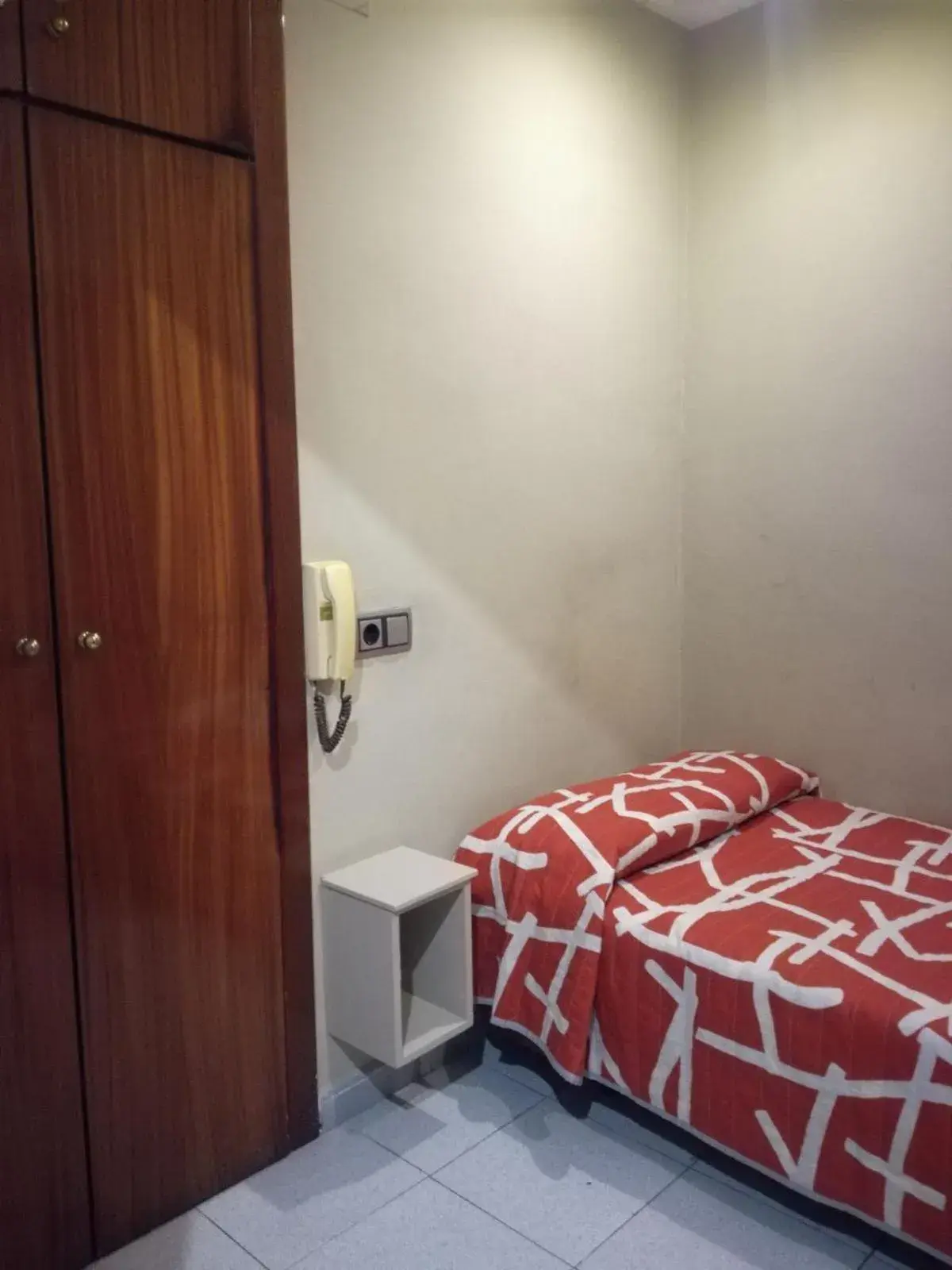 Basic Single Room with Shared Bathroom in Pensión San Ramón Basic Single Room with Shared Bathroom in Pensión San Ramón