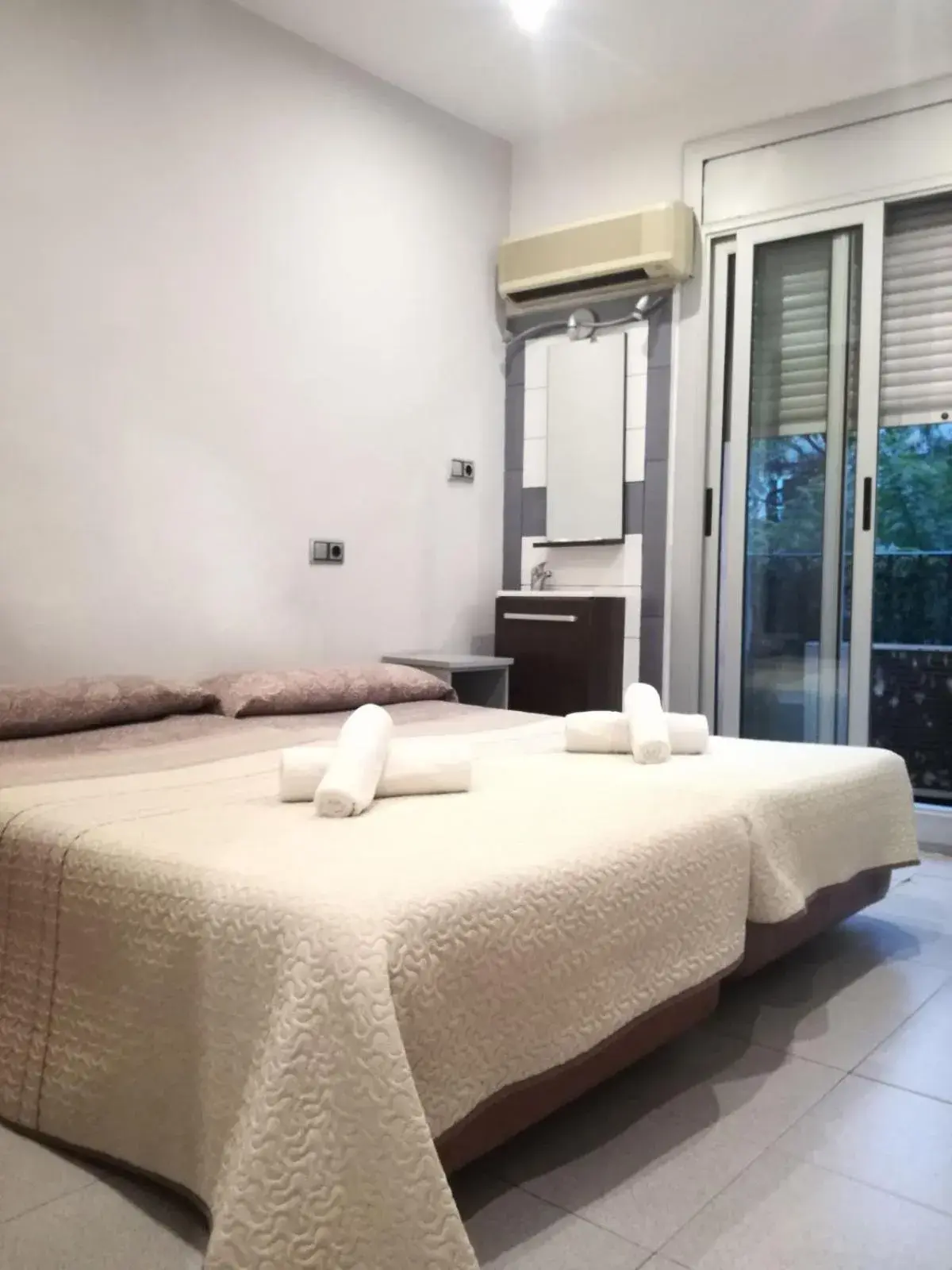 Basic Twin Room with Shared Bathroom in Pensión San Ramón Basic Twin Room with Shared Bathroom in Pensión San Ramón